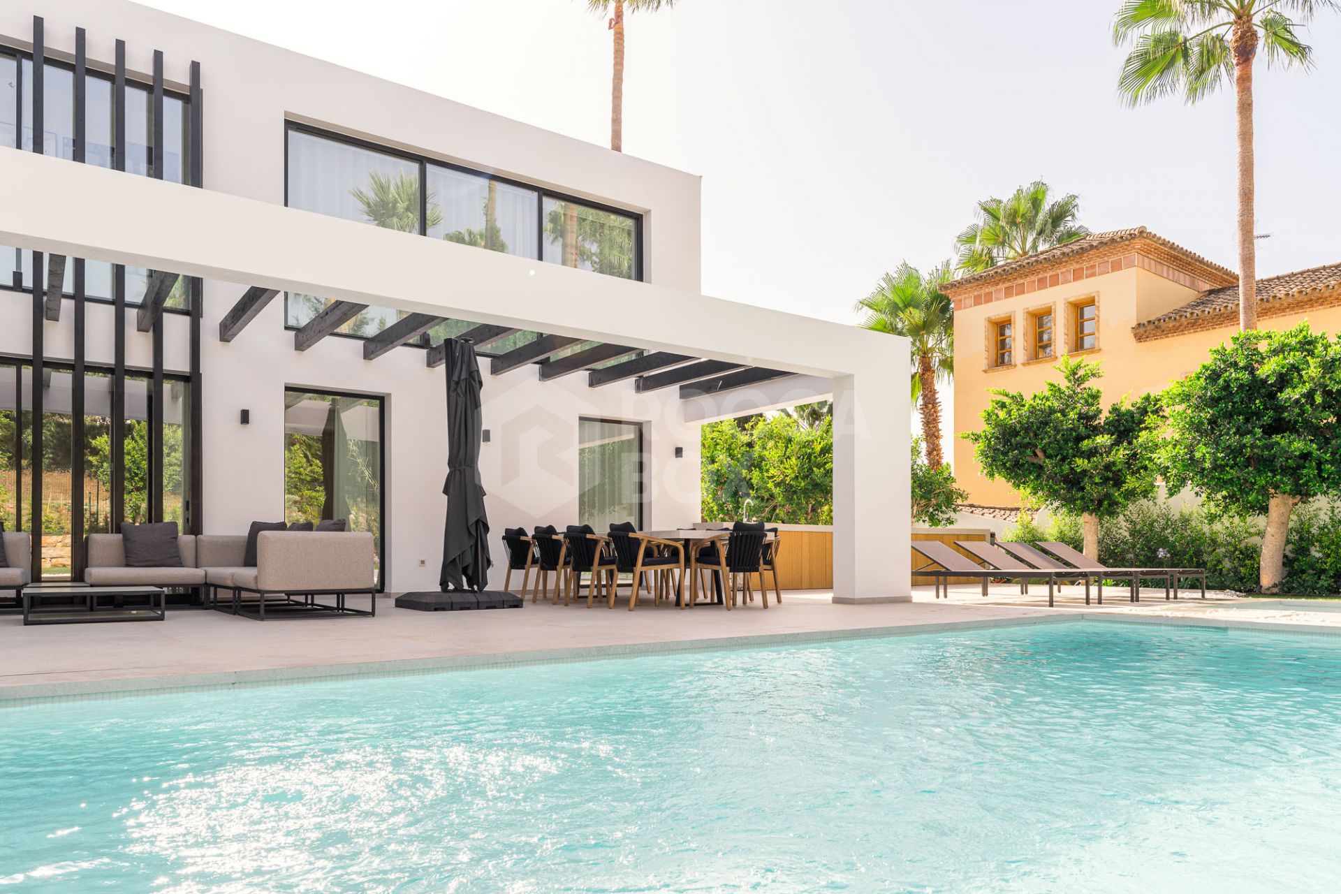 Family Villa with Modern Design and Entertainment Spaces in Nueva Andalucía