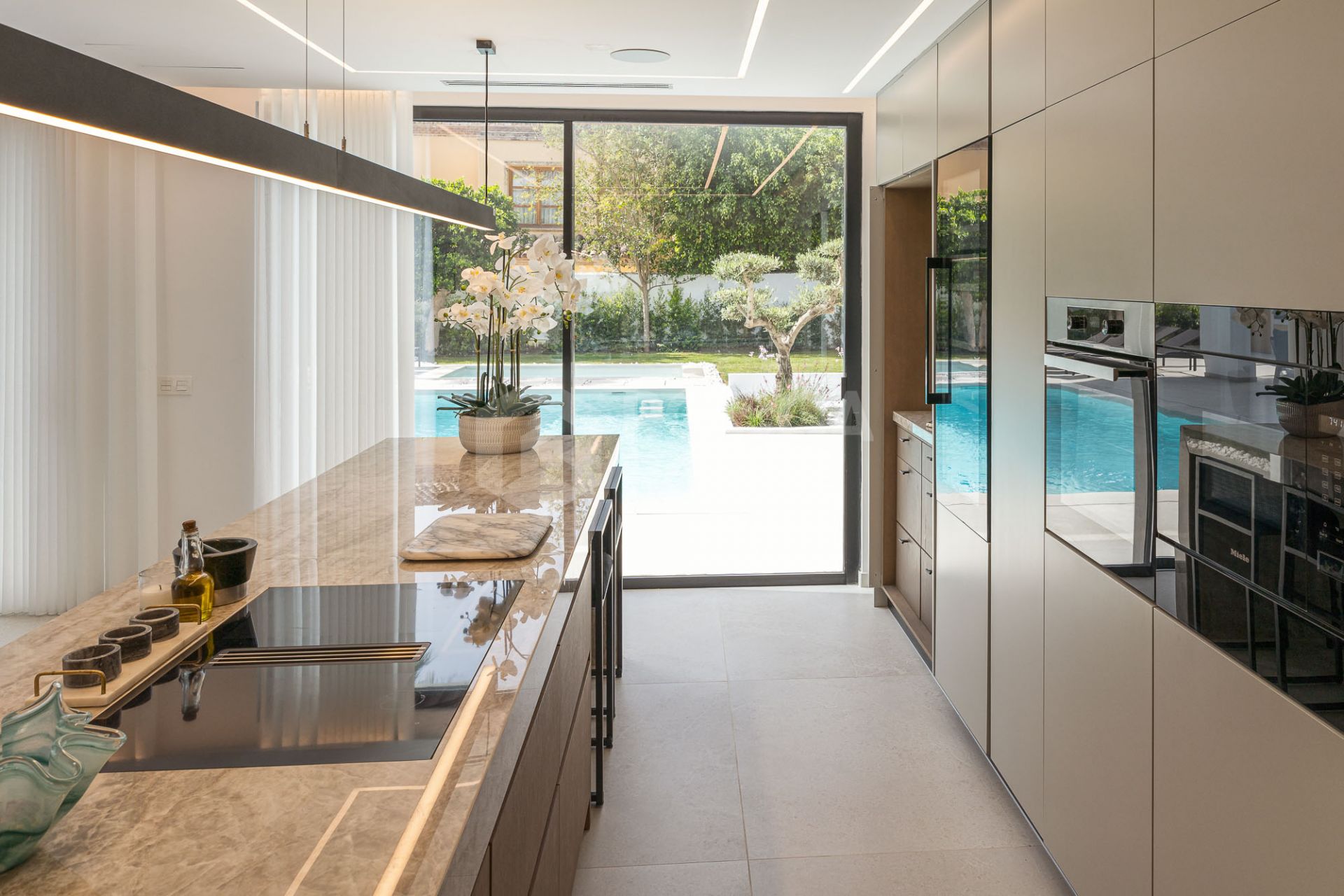 Family Villa with Modern Design and Entertainment Spaces in Nueva Andalucía