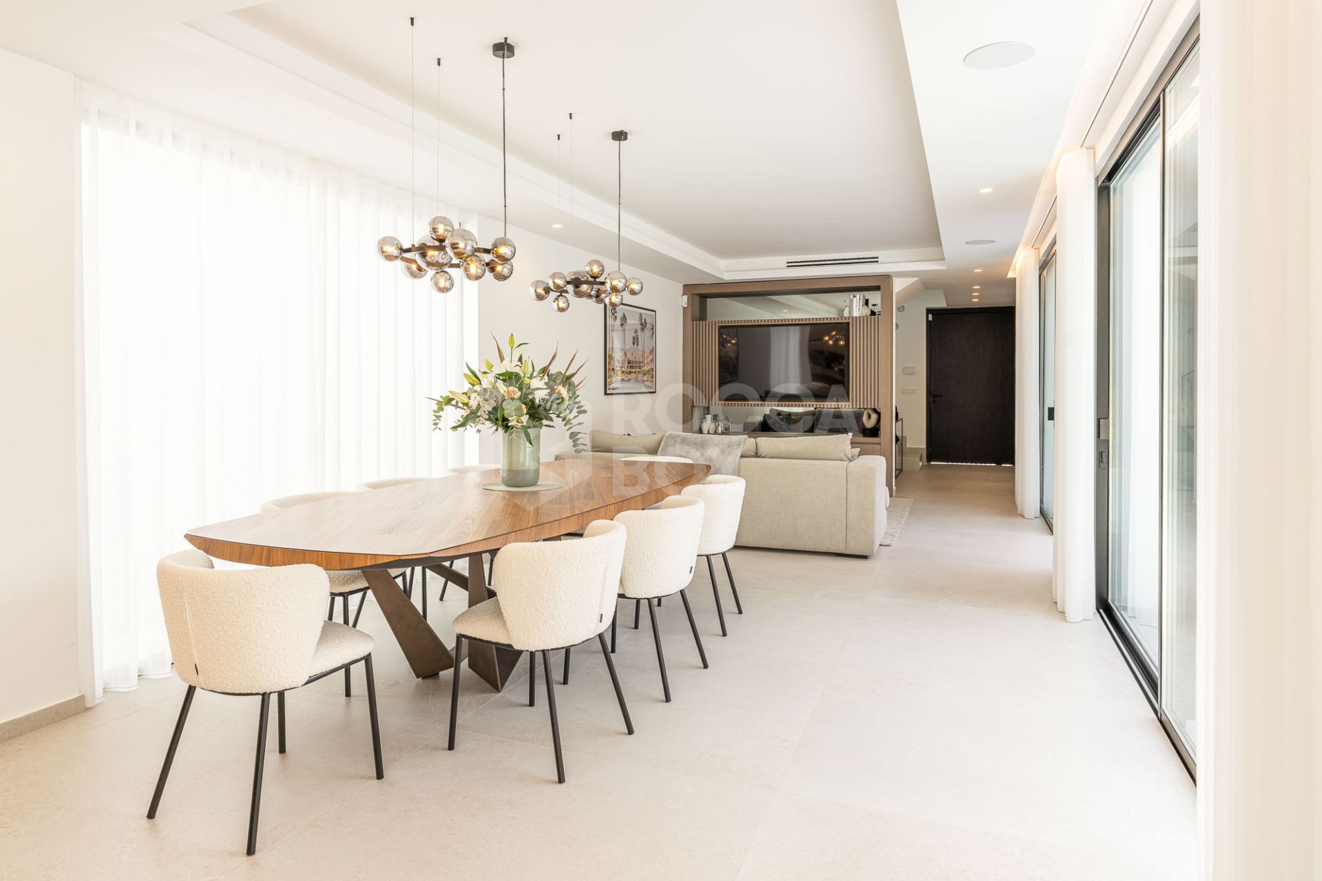 Family Villa with Modern Design and Entertainment Spaces in Nueva Andalucía