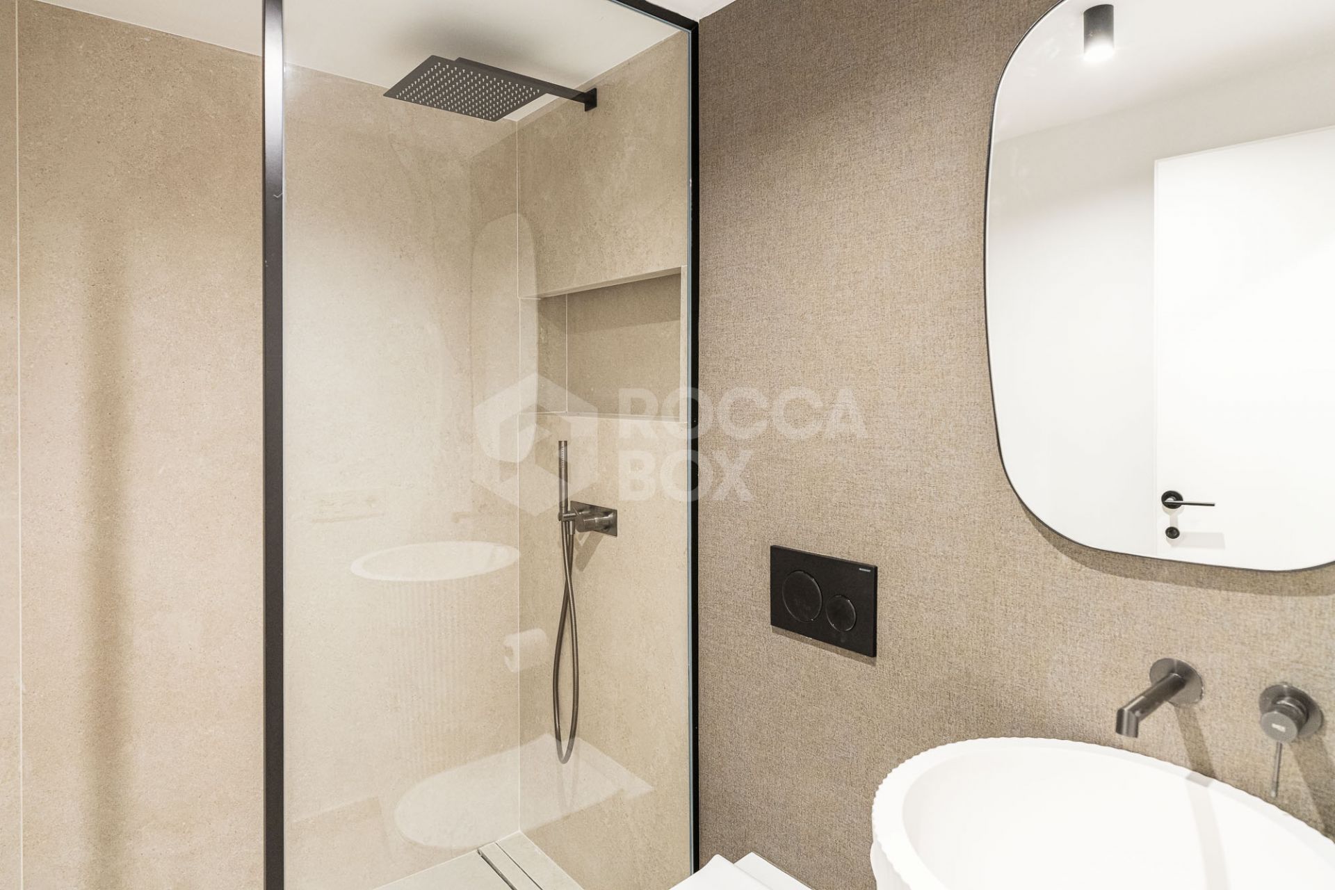 Family Villa with Modern Design and Entertainment Spaces in Nueva Andalucía