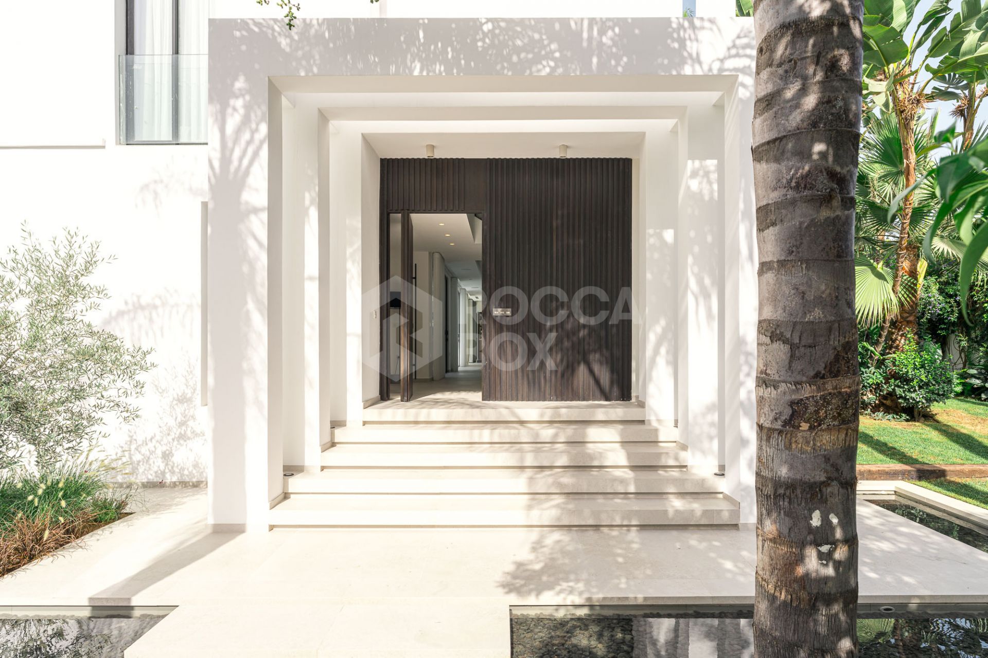 Family Villa with Modern Design and Entertainment Spaces in Nueva Andalucía