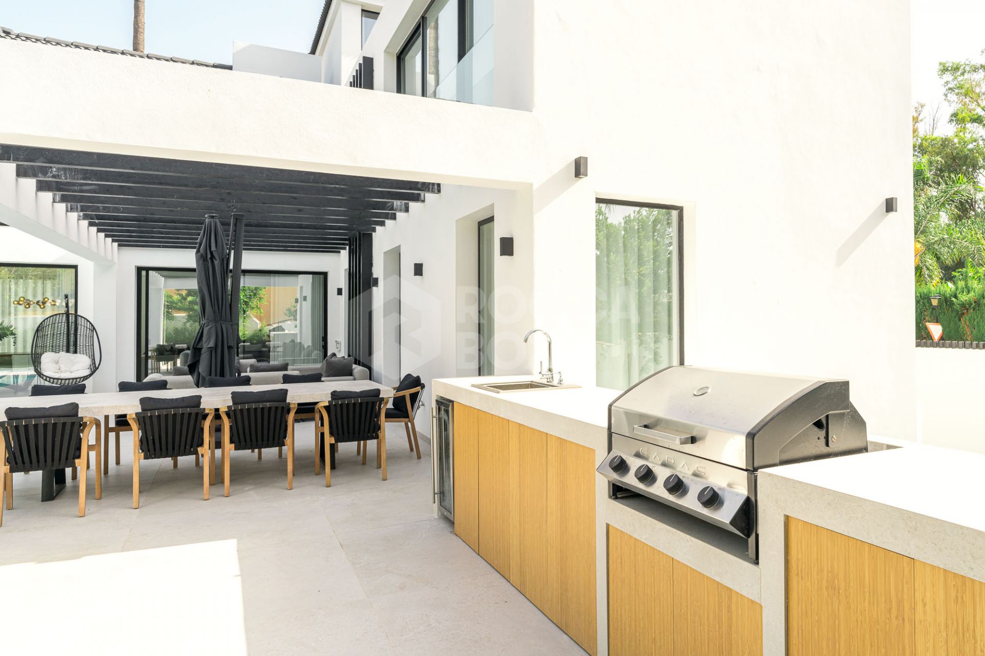 Family Villa with Modern Design and Entertainment Spaces in Nueva Andalucía
