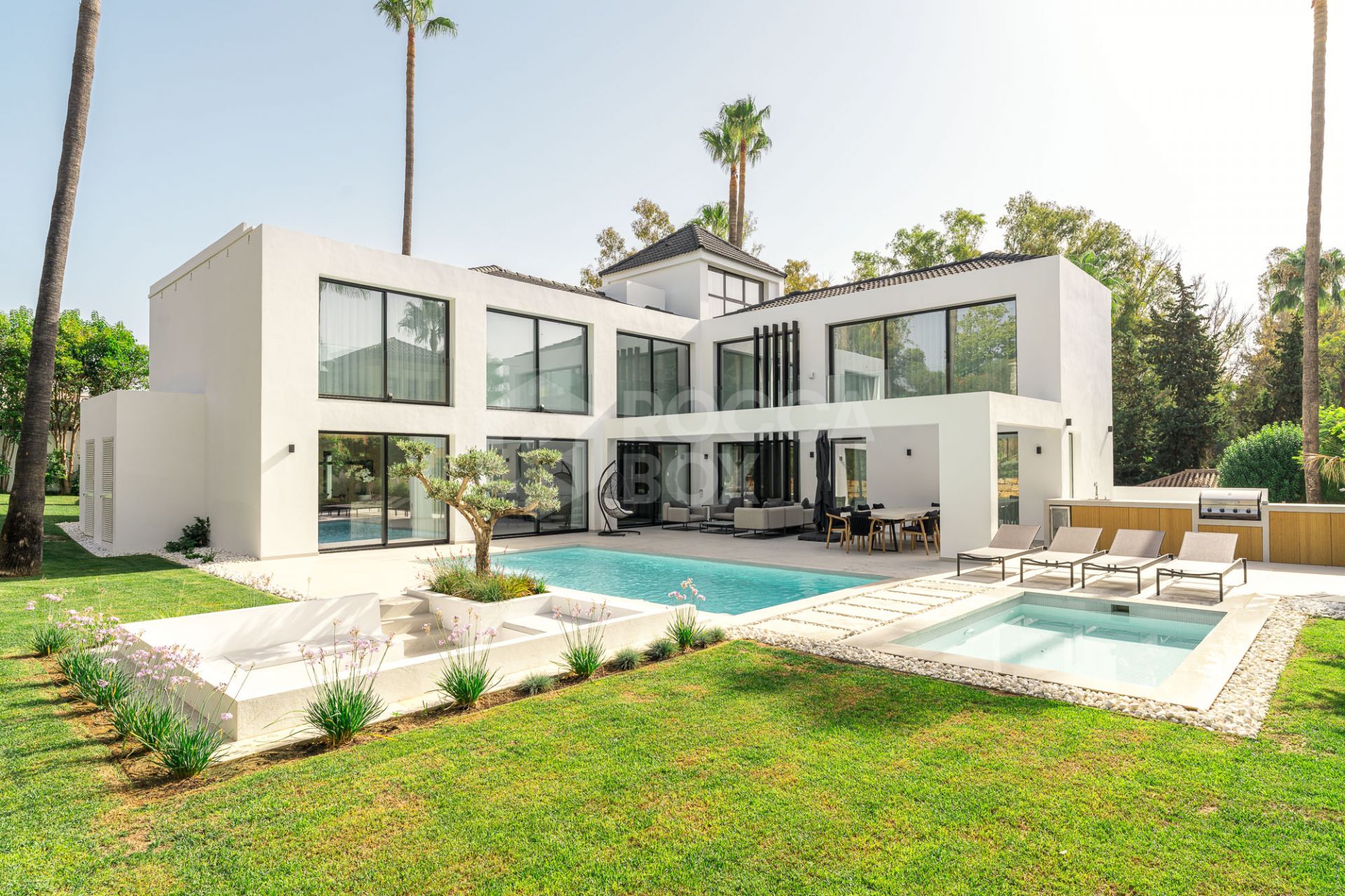 Family Villa with Modern Design and Entertainment Spaces in Nueva Andalucía