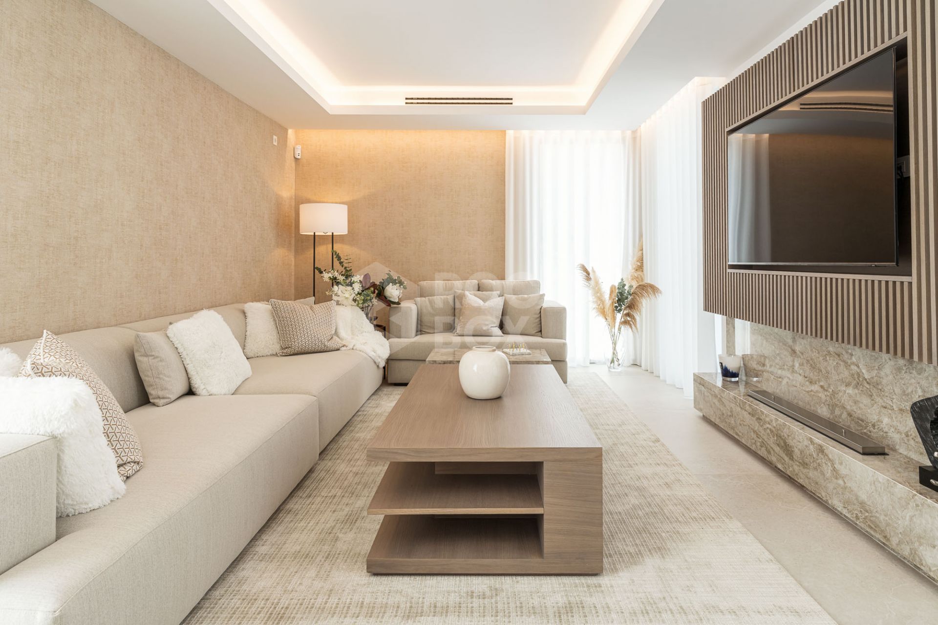 Family Villa with Modern Design and Entertainment Spaces in Nueva Andalucía