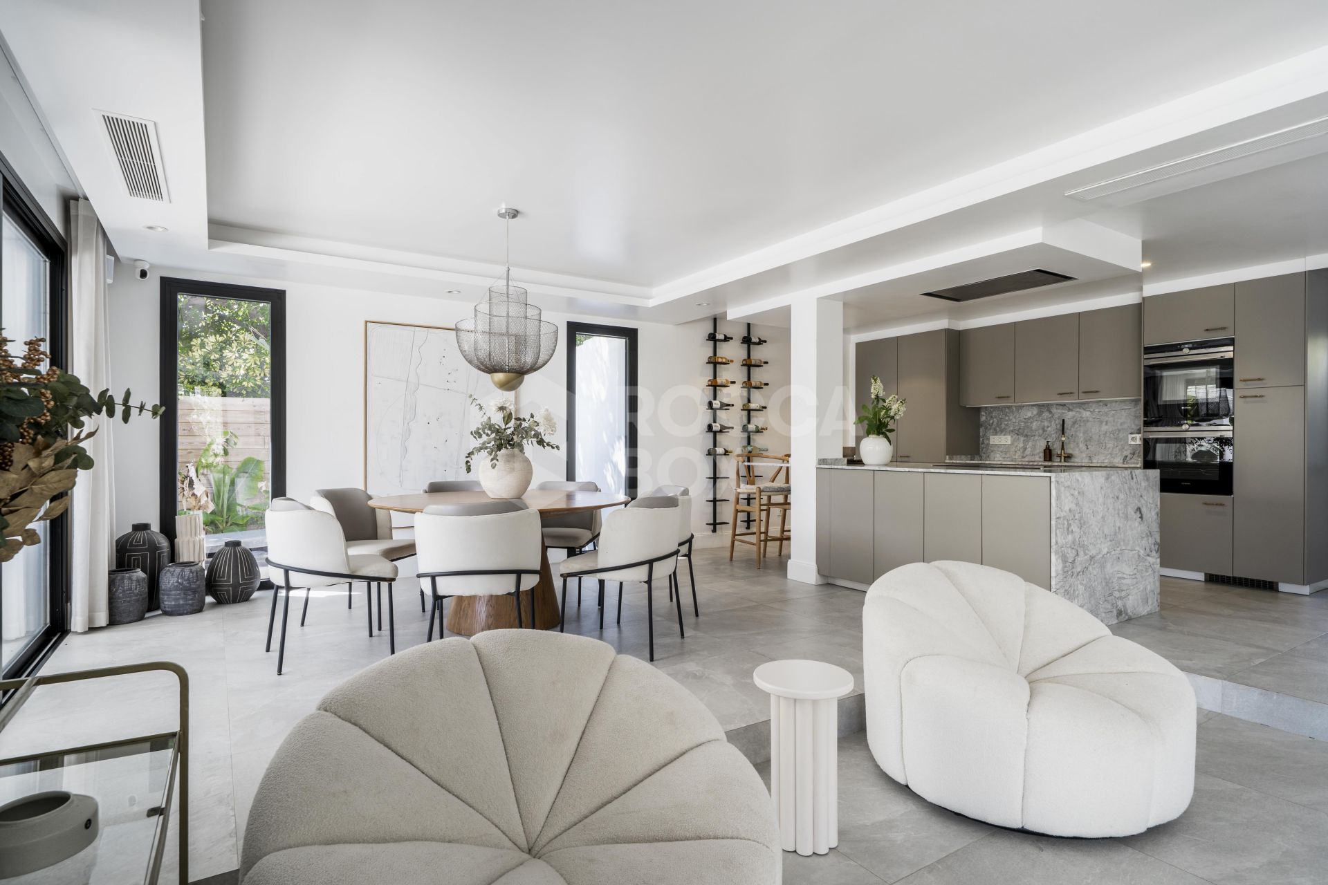 Andalusian-Modern Home with Amenities in Nueva Andalucía
