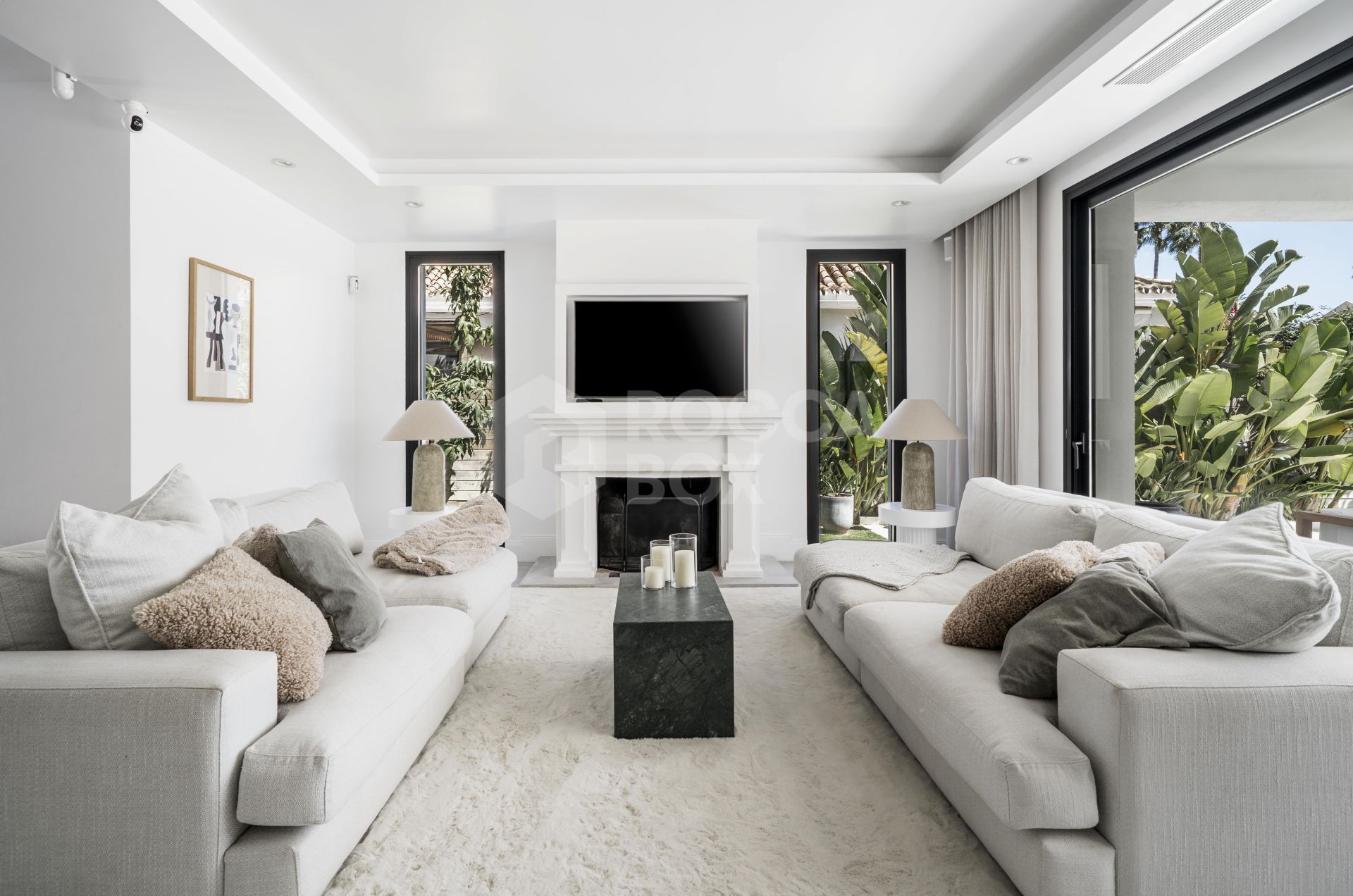 Andalusian-Modern Home with Amenities in Nueva Andalucía