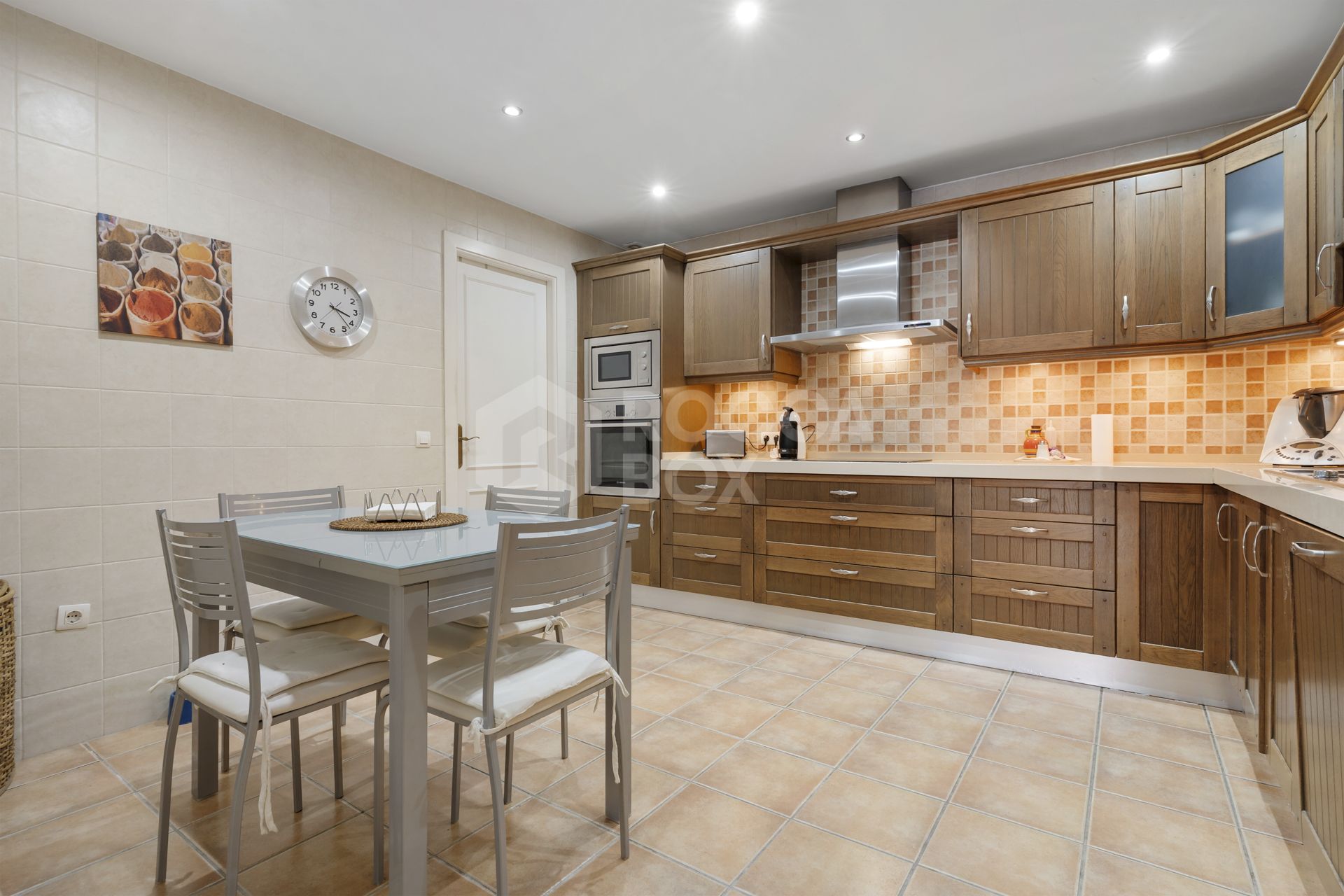 Spacious 3-Bedroom Ground Floor Apartment Minutes from Puerto Banús