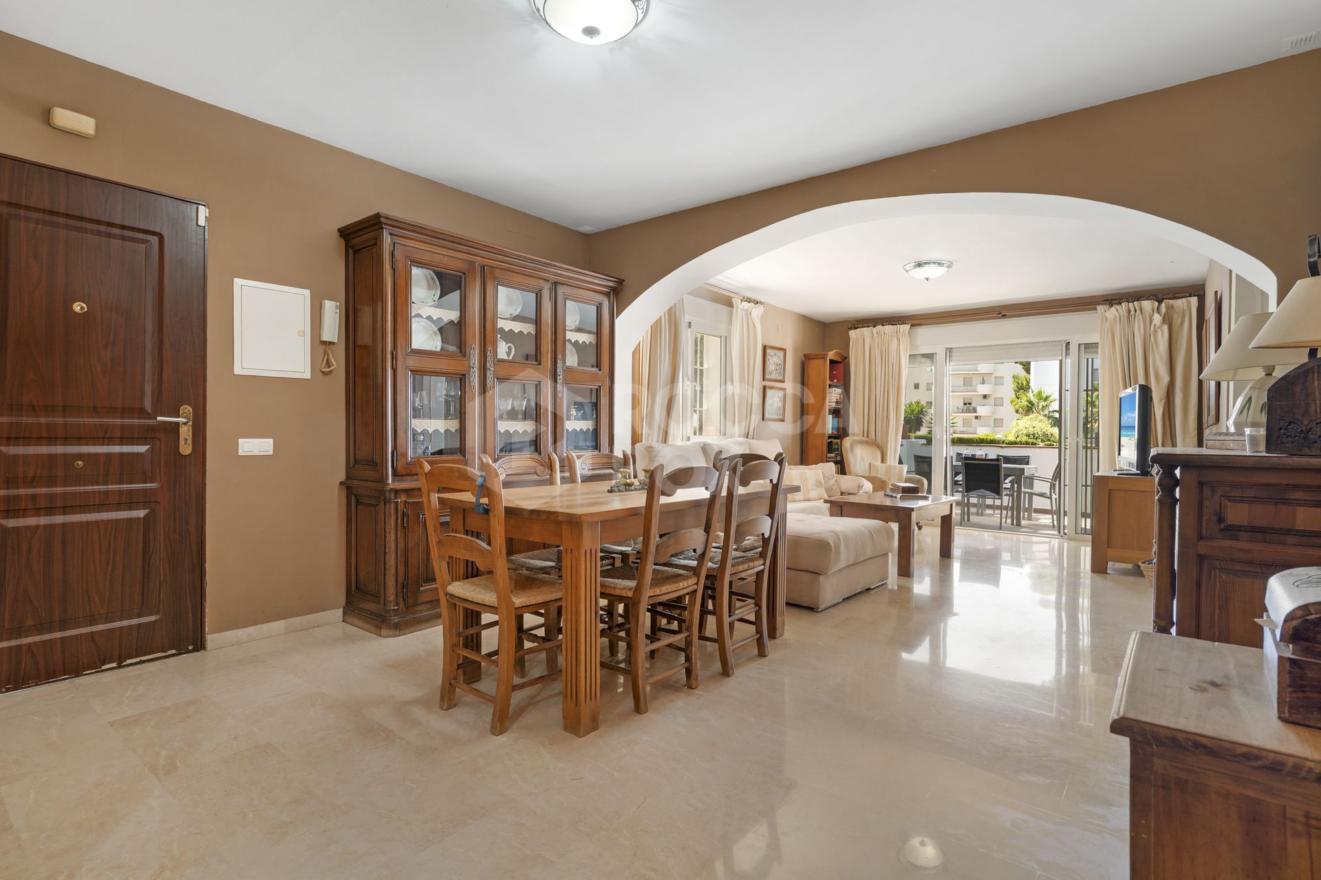 Spacious 3-Bedroom Ground Floor Apartment Minutes from Puerto Banús