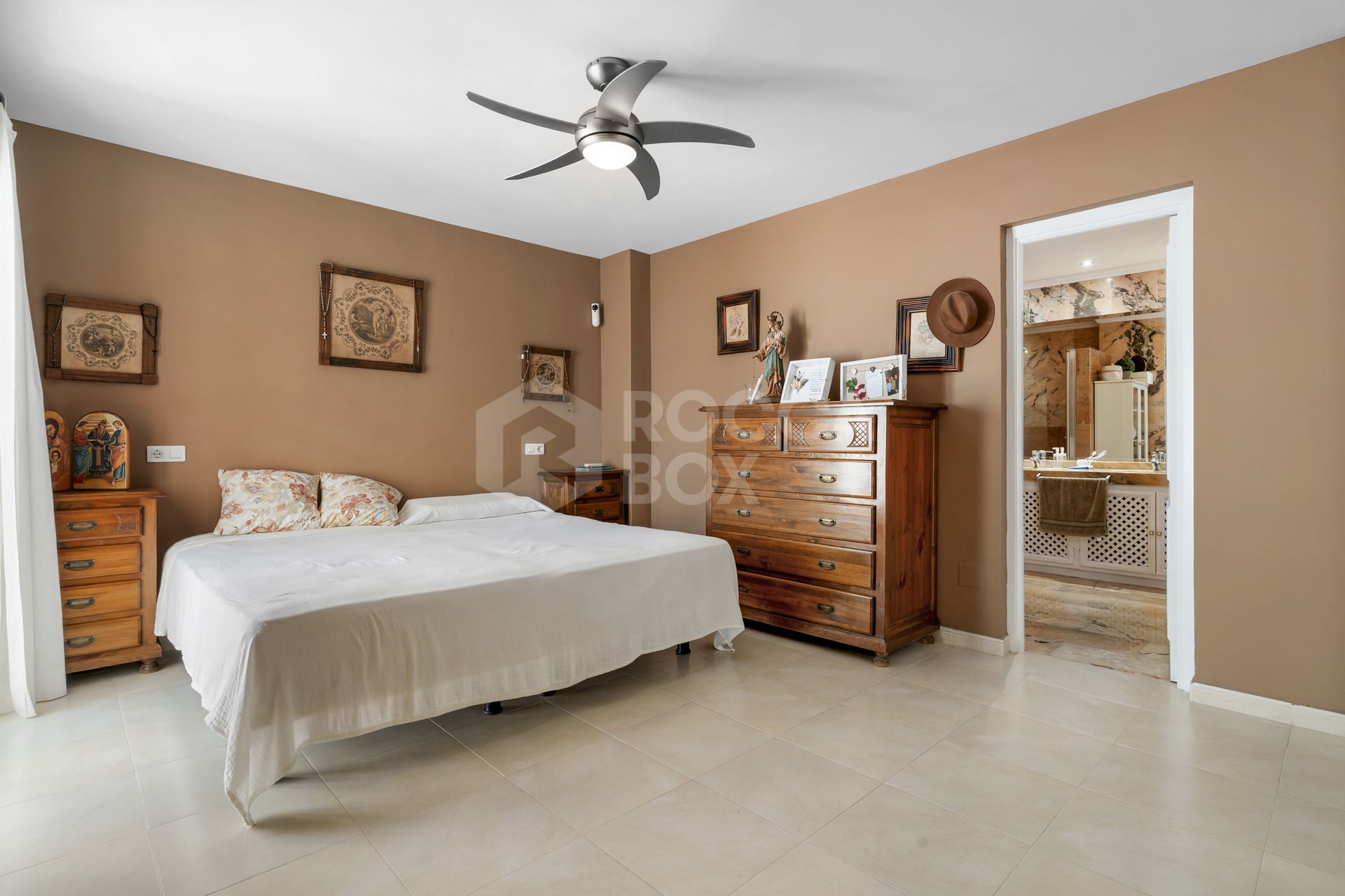 Spacious 3-Bedroom Ground Floor Apartment Minutes from Puerto Banús
