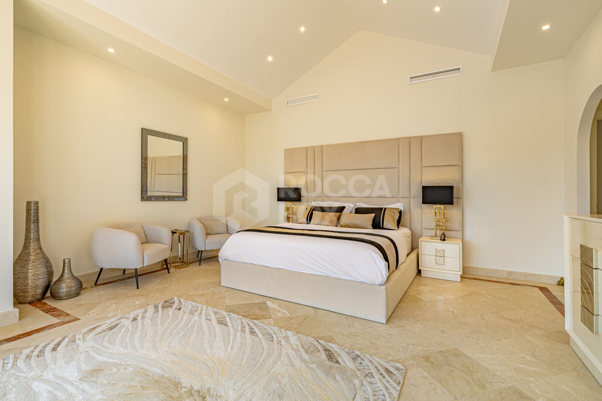 Beautifully Renovated 6-Bedroom Villa with Breathtaking Views in Los Flamingos