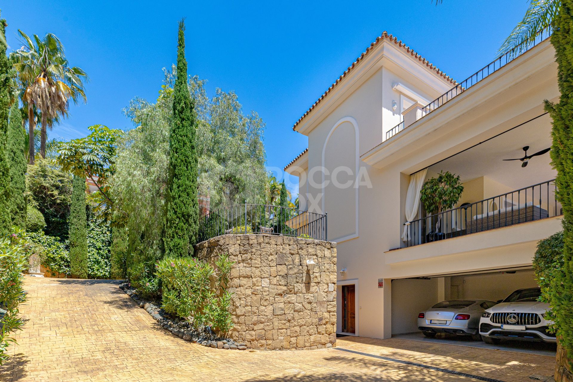 Beautifully Renovated 6-Bedroom Villa with Breathtaking Views in Los Flamingos