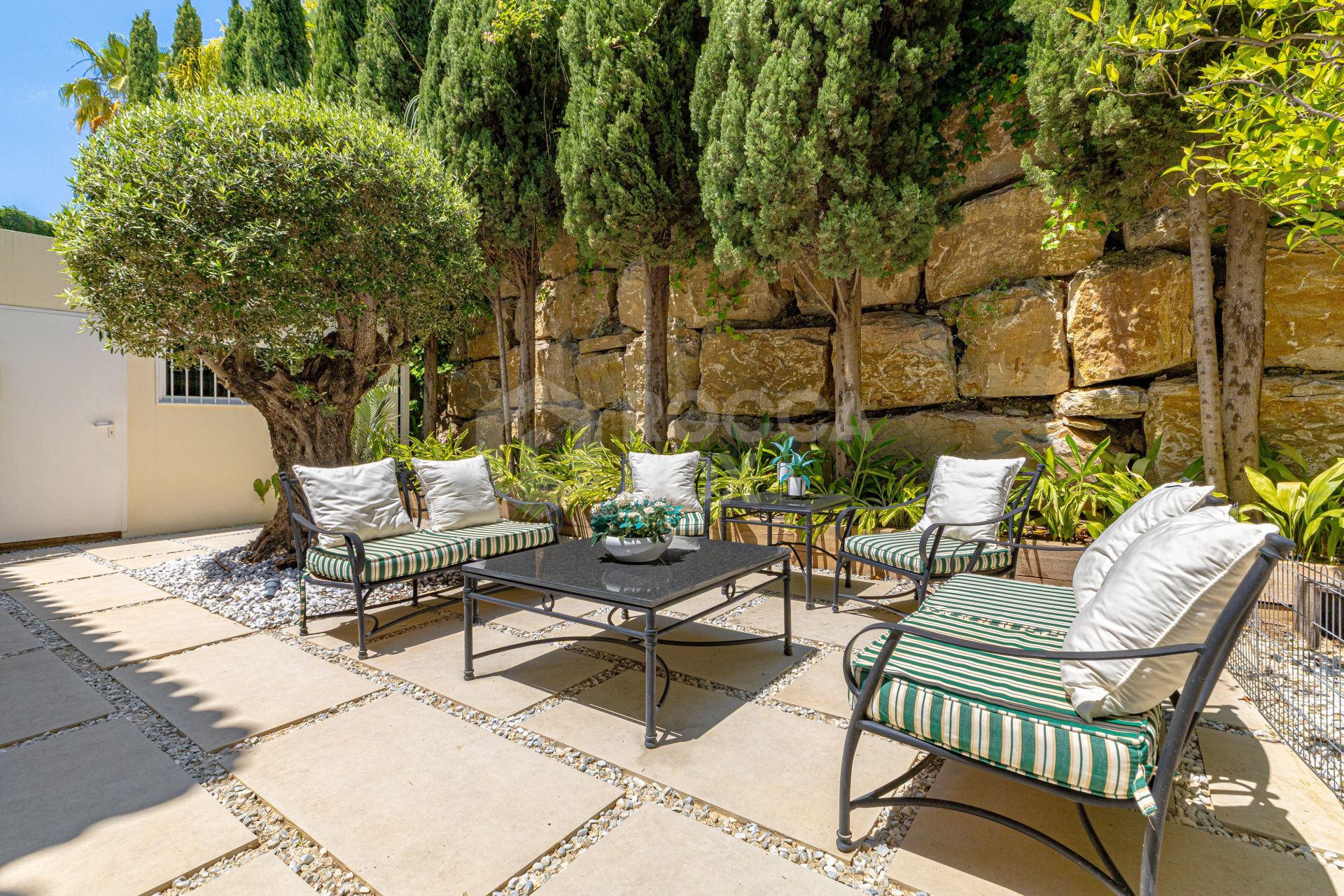 Beautifully Renovated 6-Bedroom Villa with Breathtaking Views in Los Flamingos