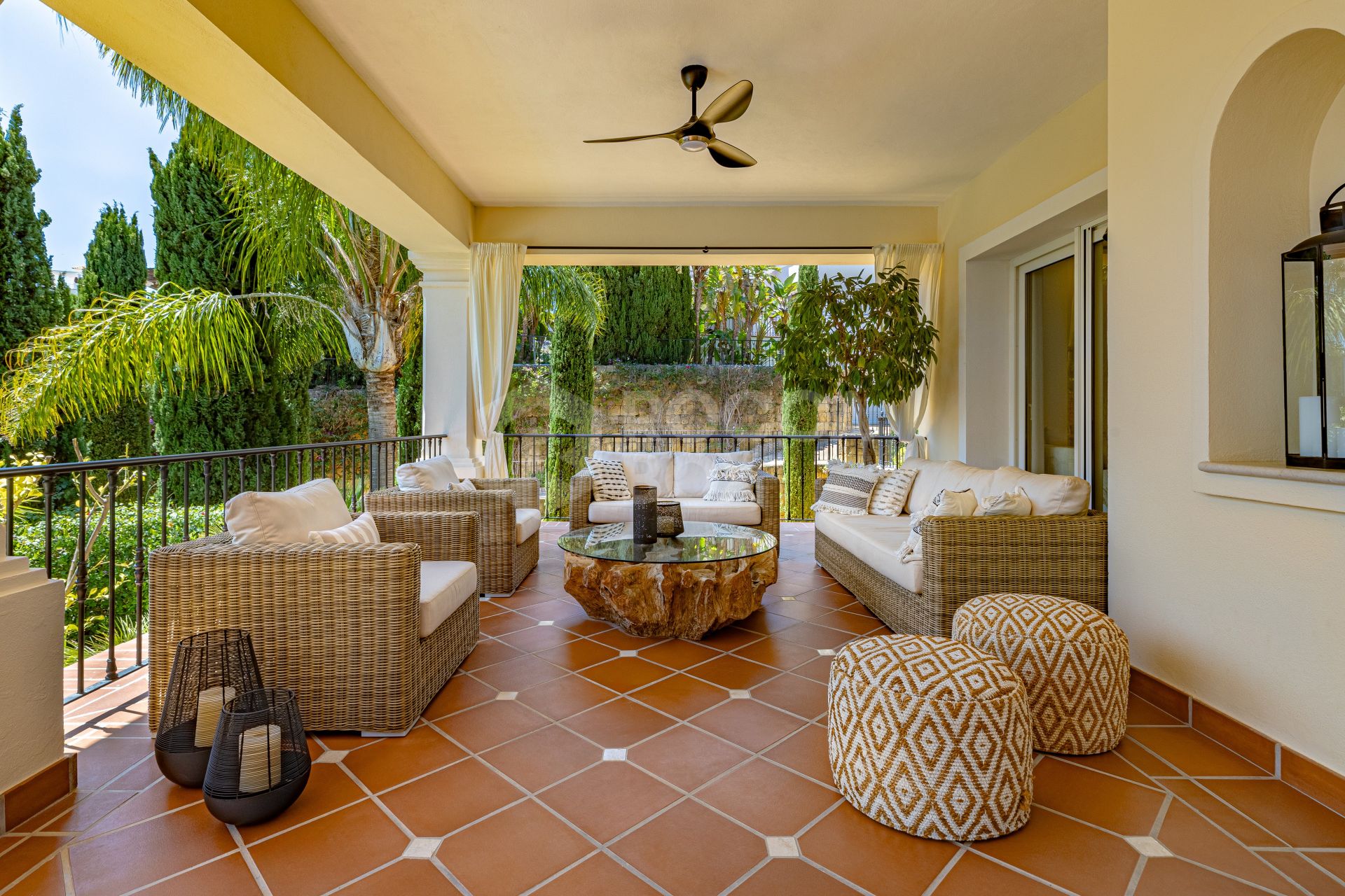 Beautifully Renovated 6-Bedroom Villa with Breathtaking Views in Los Flamingos