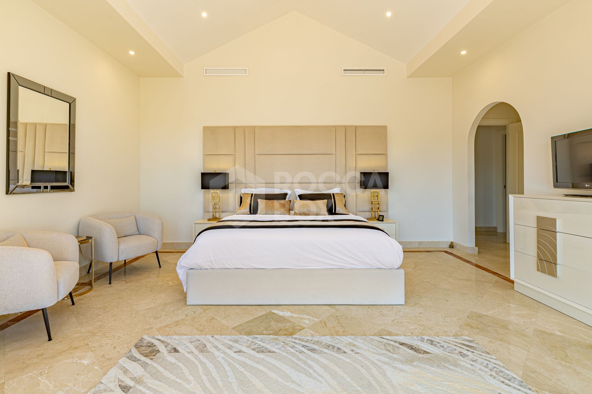 Beautifully Renovated 6-Bedroom Villa with Breathtaking Views in Los Flamingos