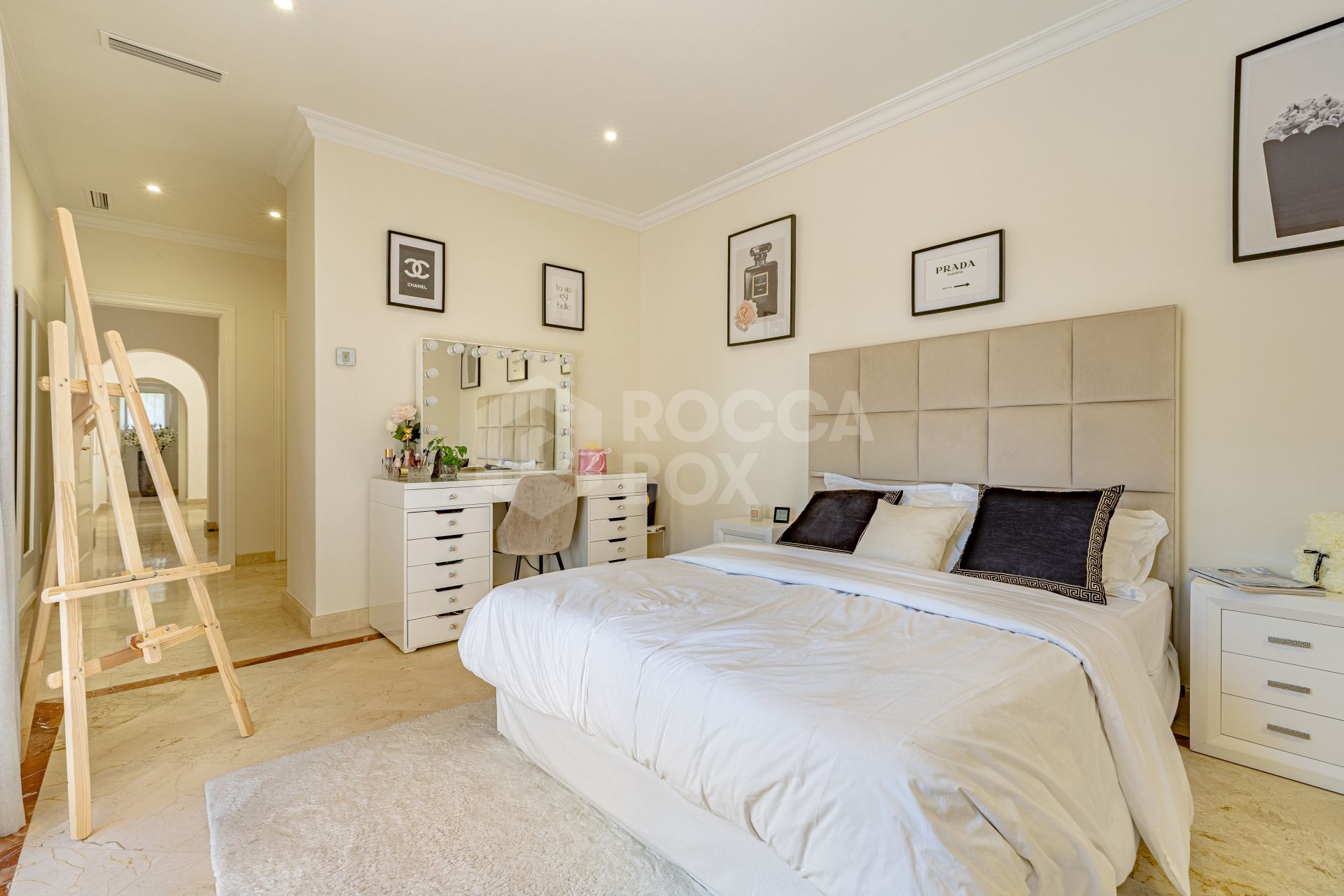 Beautifully Renovated 6-Bedroom Villa with Breathtaking Views in Los Flamingos