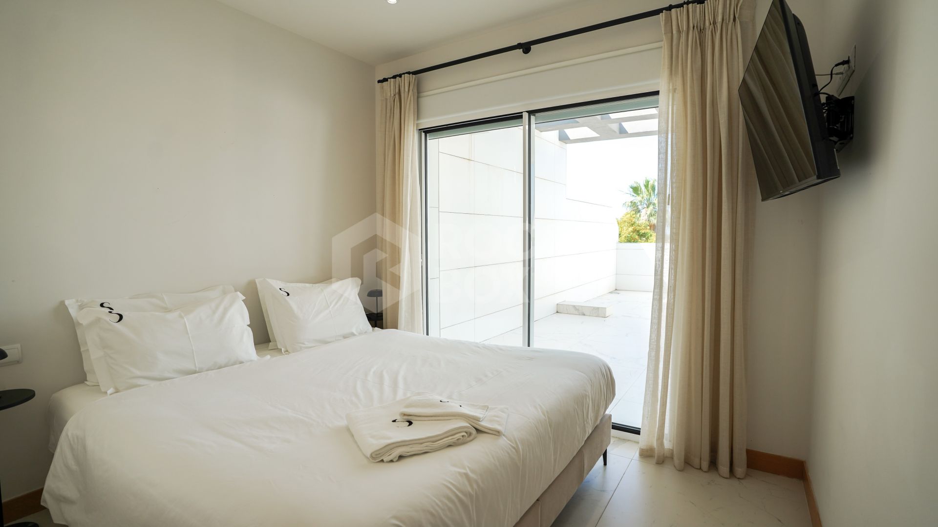 Long-term rental 2-bedroom apartment with large terrace, new construction.