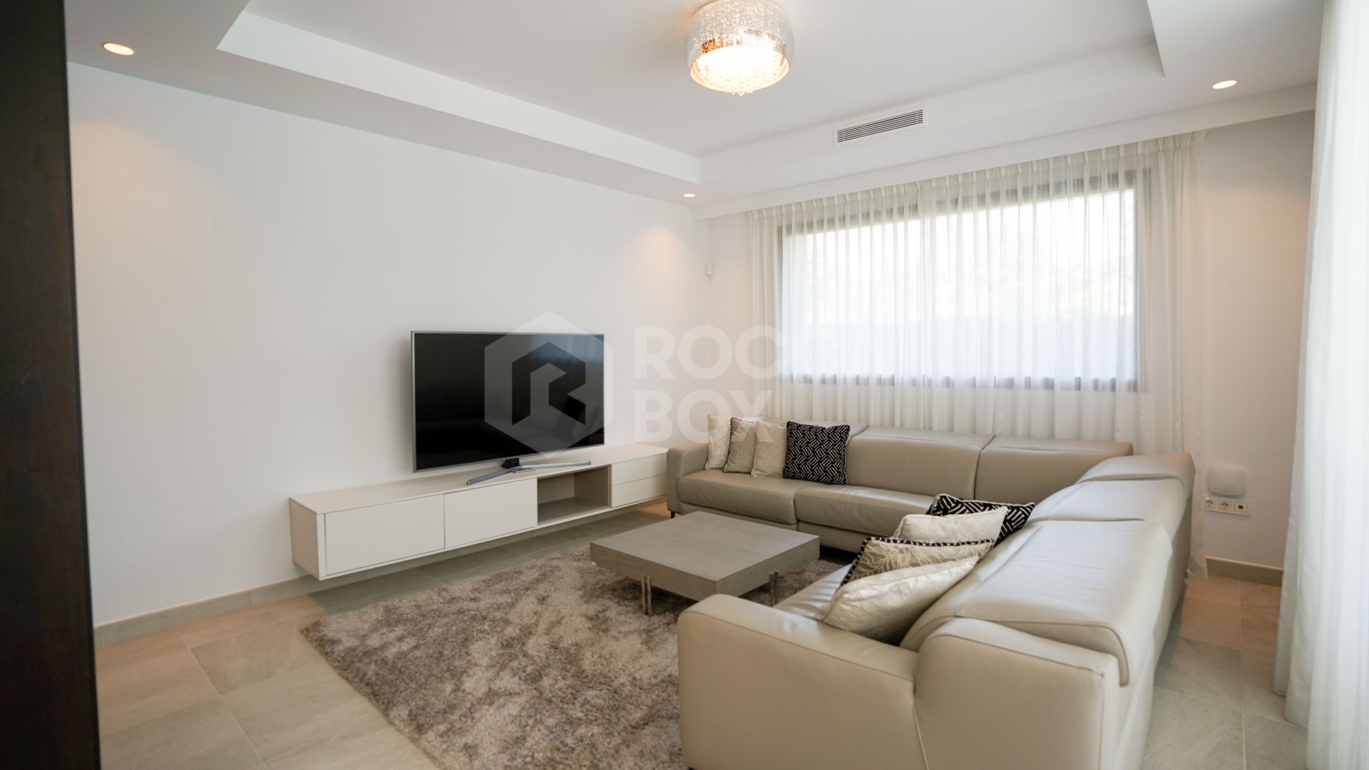 Luxury Five-Bedroom Villa with Private Pool for Long-Term Rental