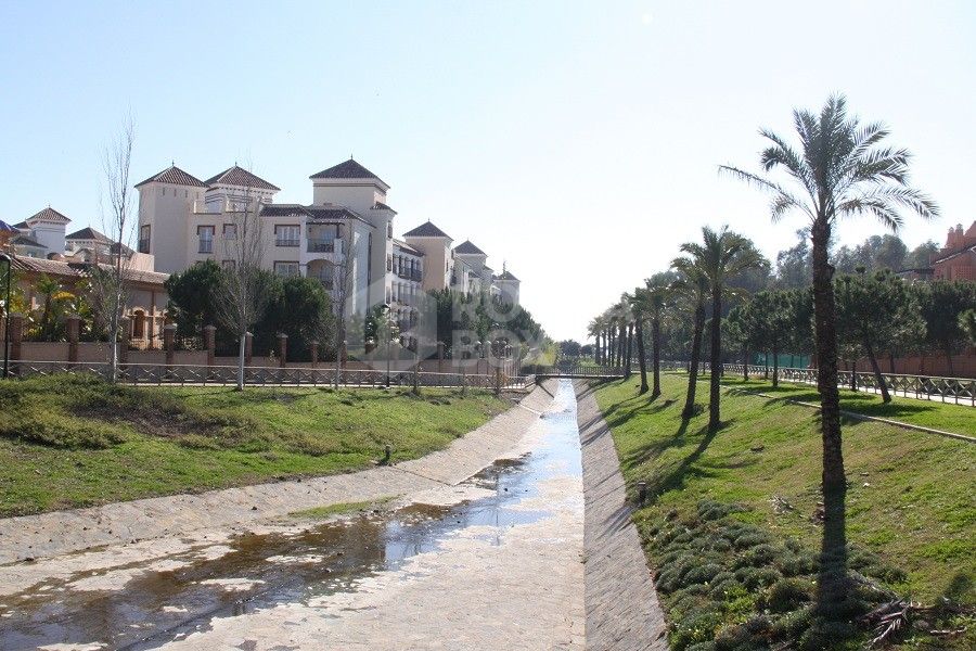 Exclusive Apartment for long season, 2 Bedrooms near the sea.