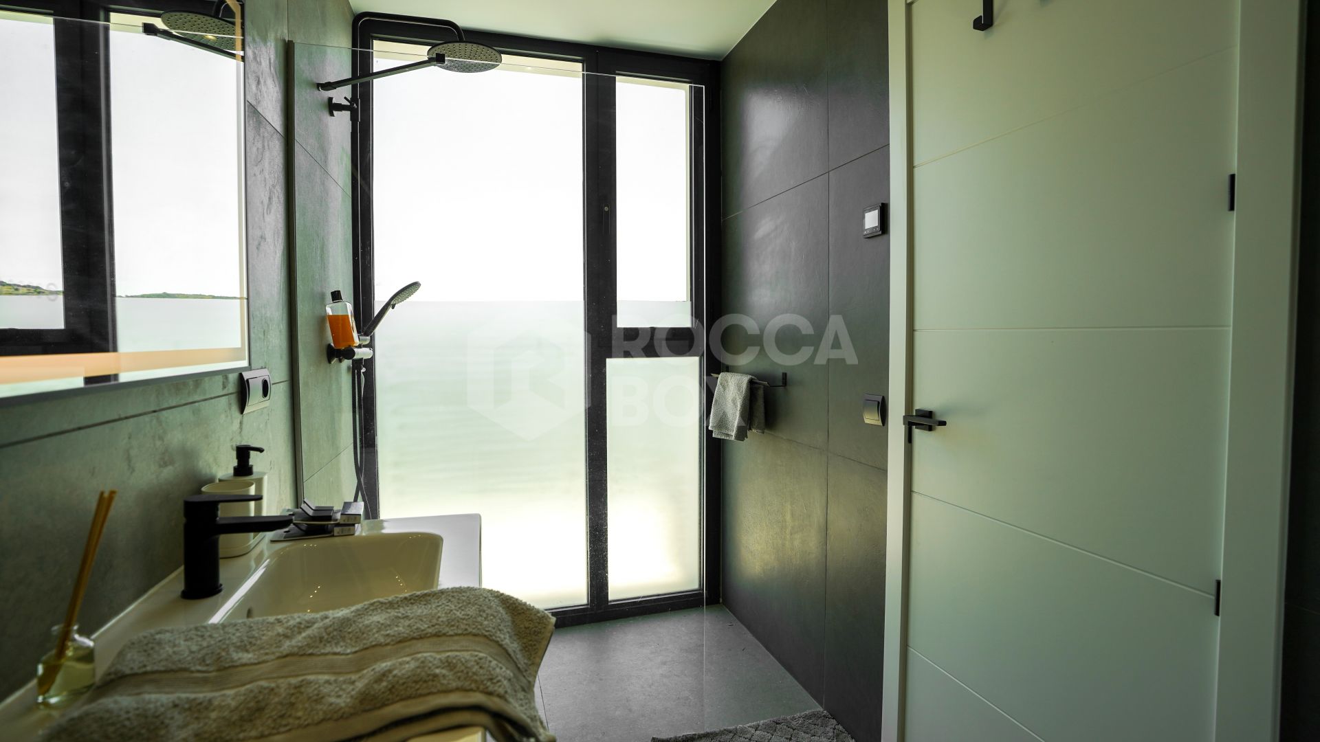Brand new front line golf 4-Bedroom Luxury Villa in the Prestigious Valle Romano