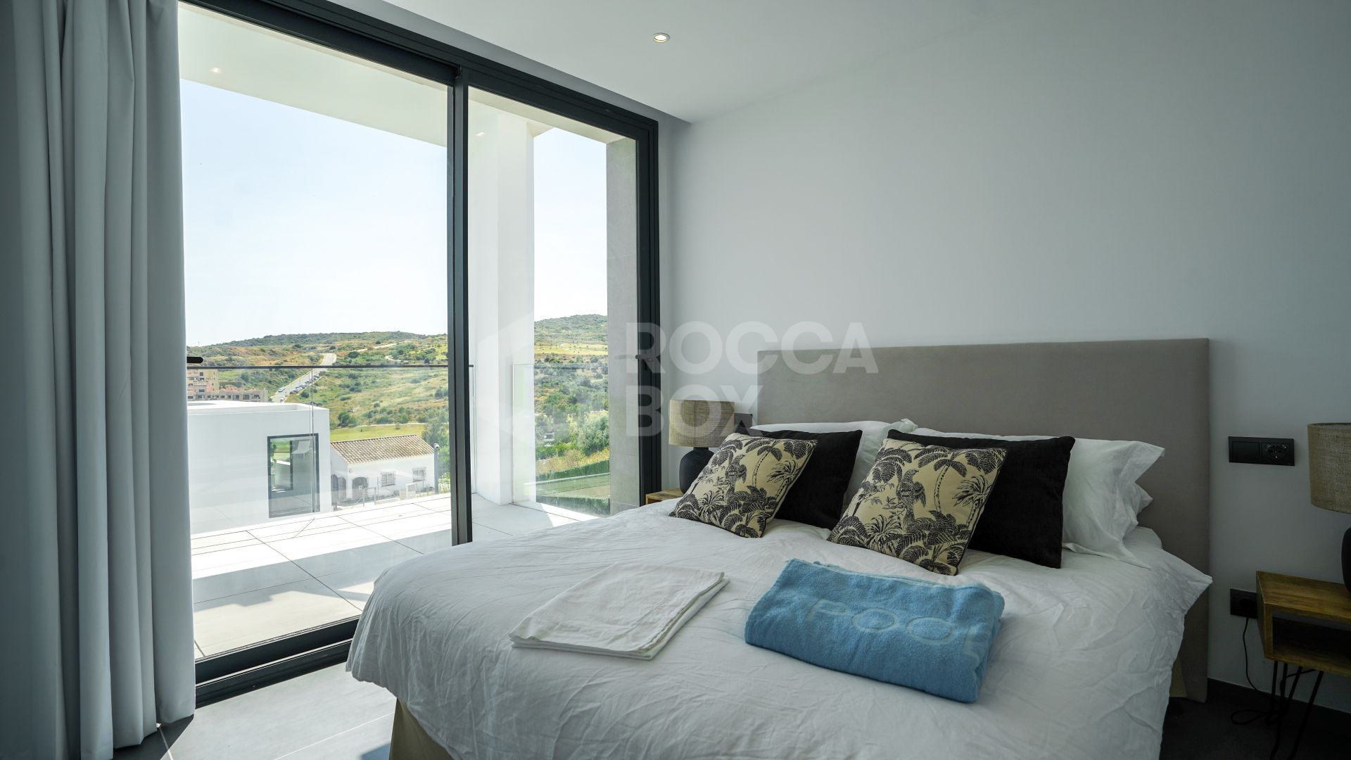 Brand new front line golf 4-Bedroom Luxury Villa in the Prestigious Valle Romano