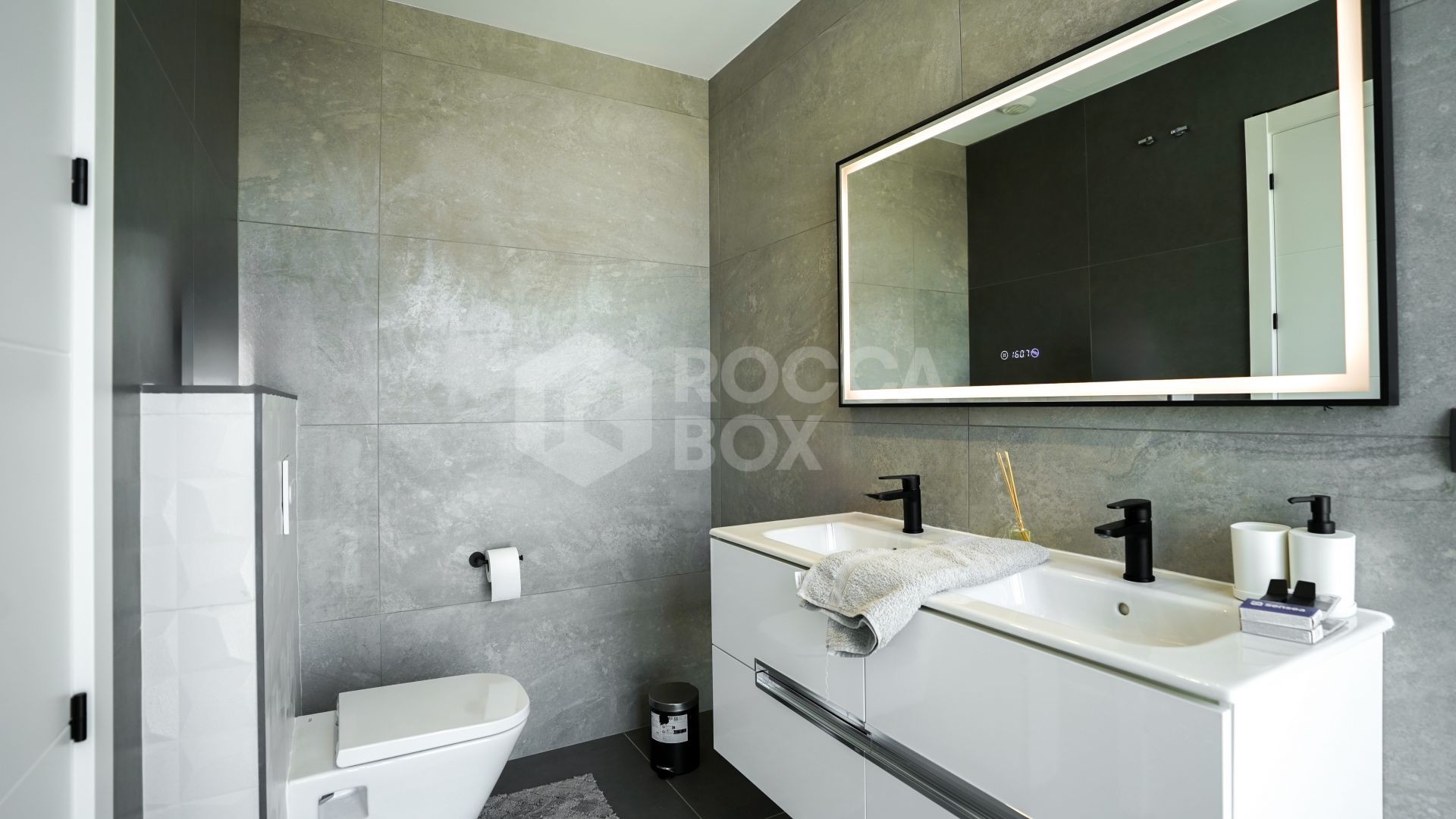 Brand new front line golf 4-Bedroom Luxury Villa in the Prestigious Valle Romano
