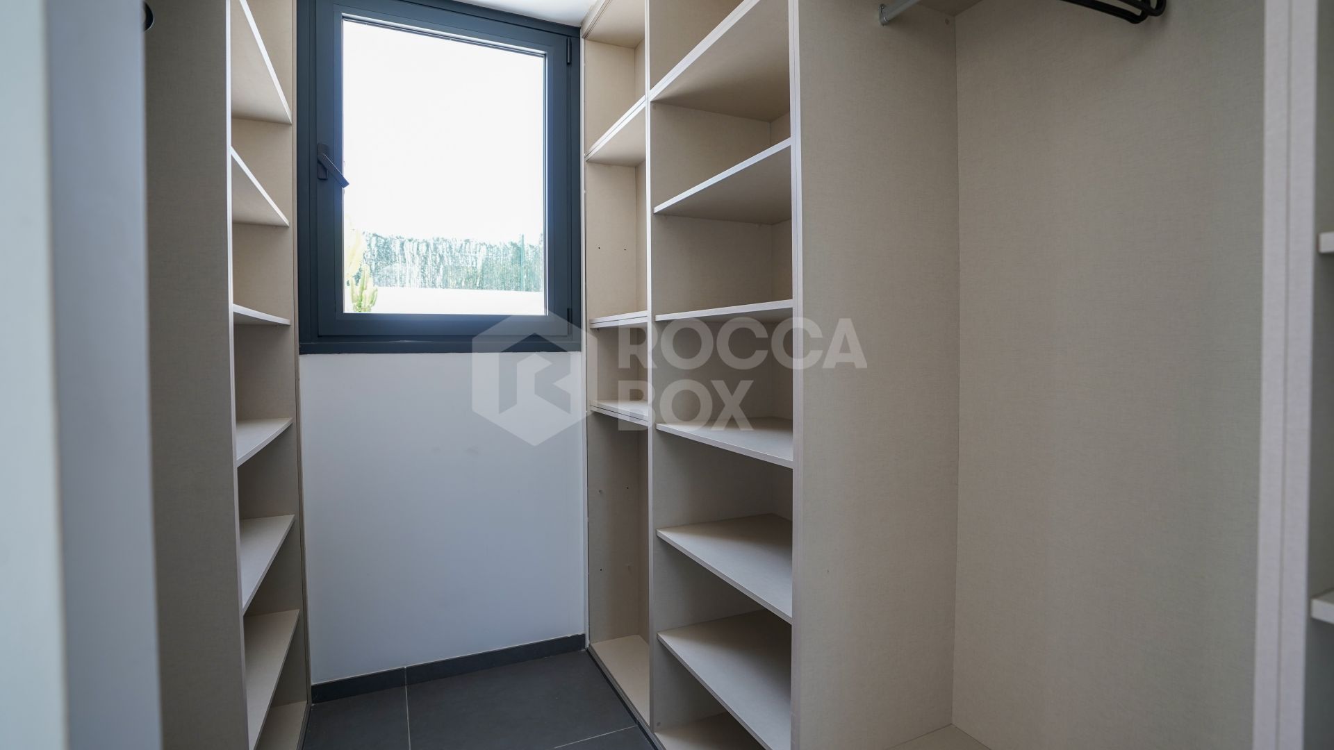 Brand new front line golf 4-Bedroom Luxury Villa in the Prestigious Valle Romano