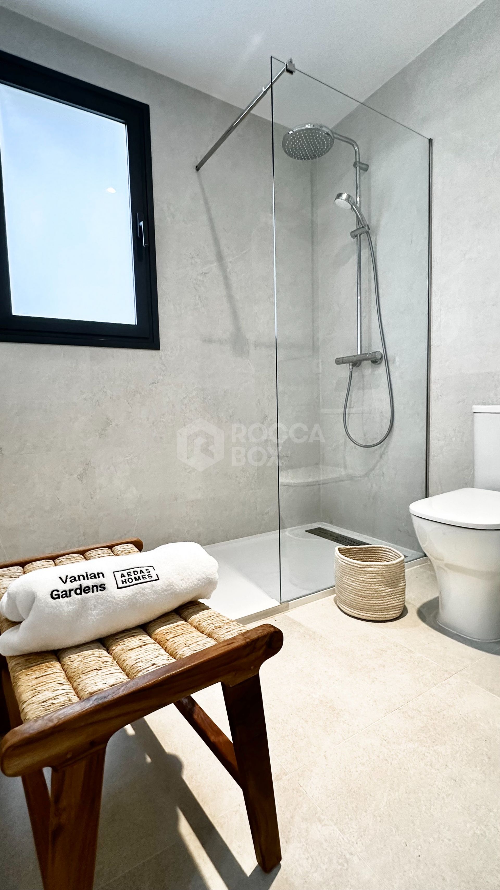 New Luxury Apartment with Terrace and Excellent Private Areas.