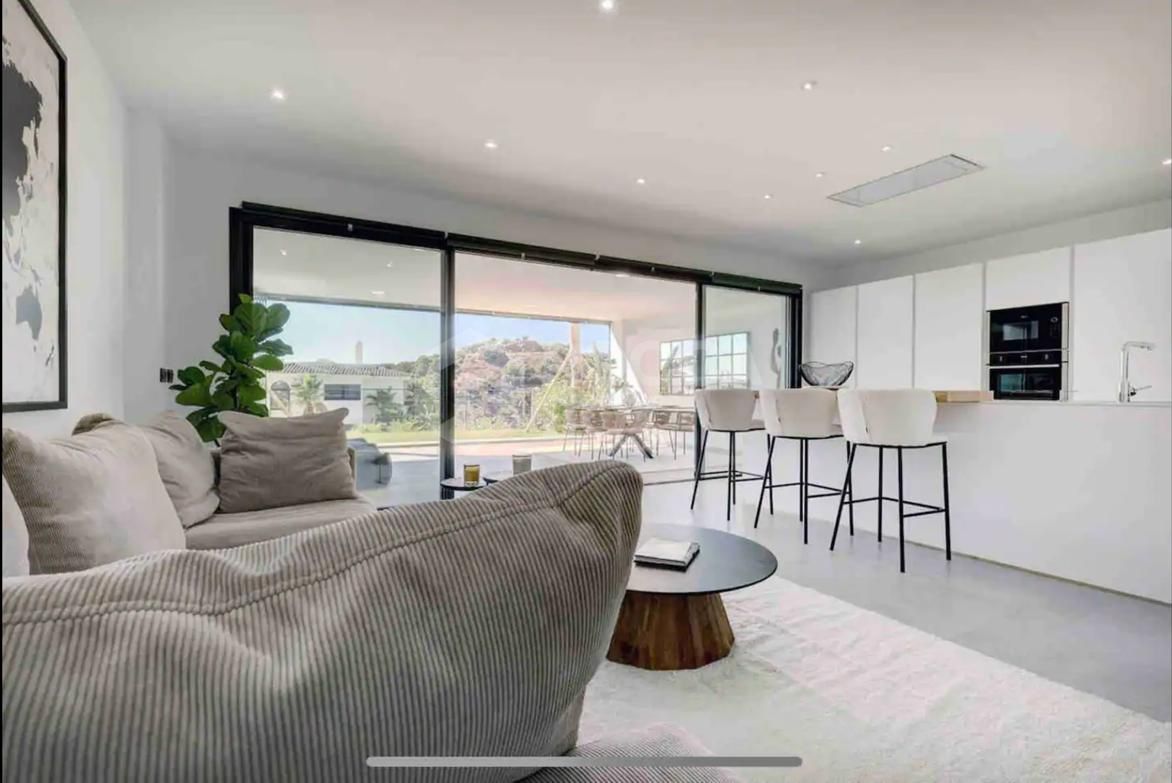 Contemporary Ground Floor Apartment in Prime Estepona Location