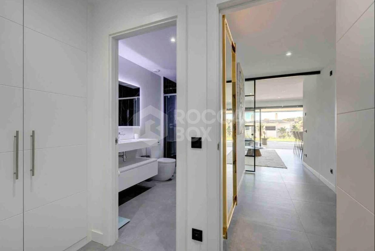 Contemporary Ground Floor Apartment in Prime Estepona Location