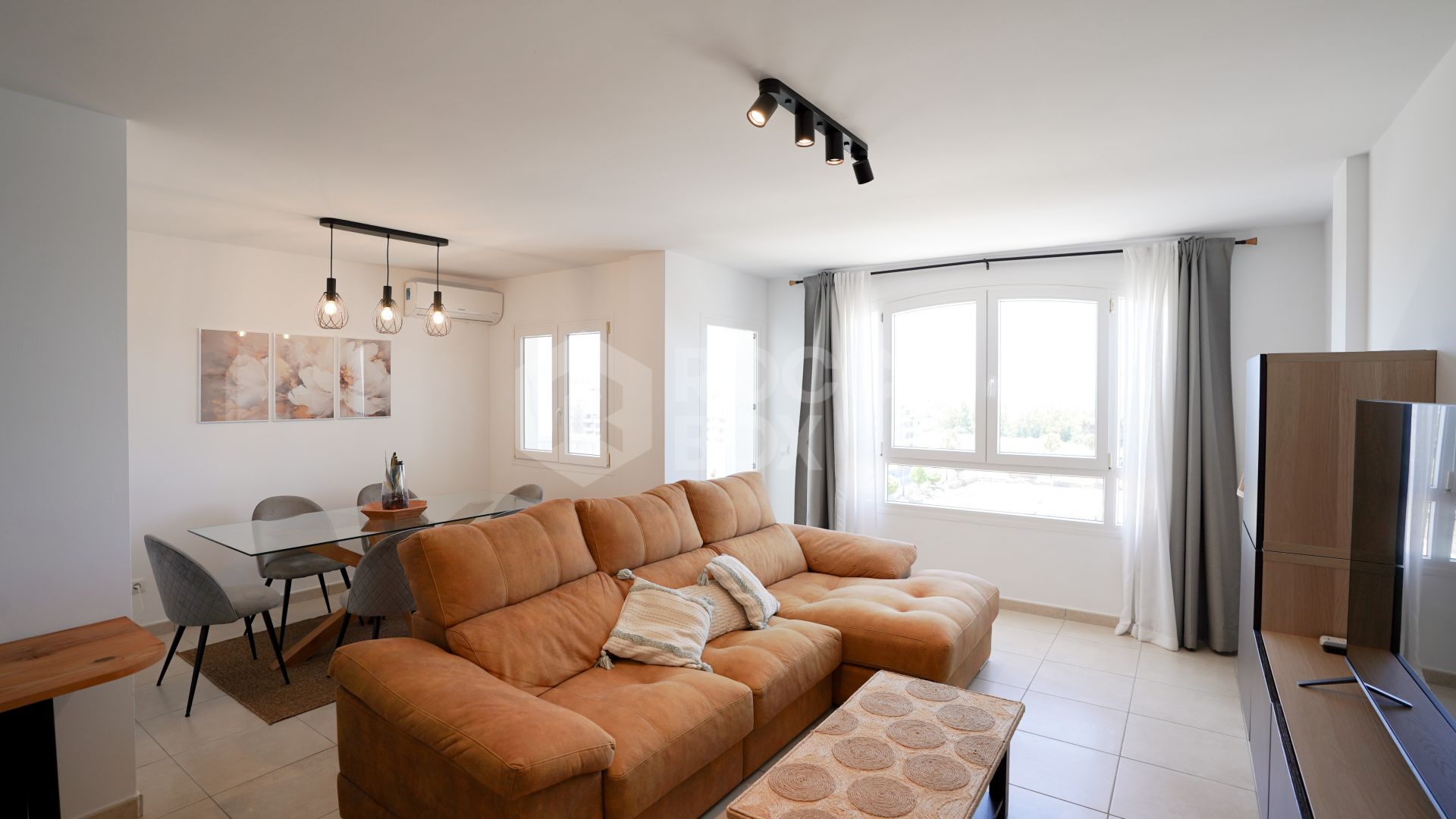 Exclusive 3 Bedroom Apartment with Sea Views and Privileged Location
