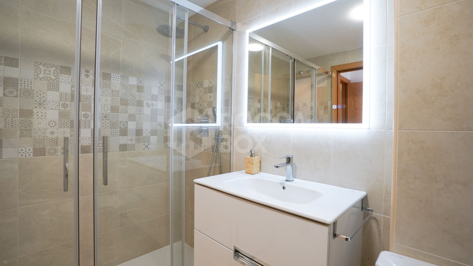 Exclusive 3 Bedroom Apartment with Sea Views and Privileged Location