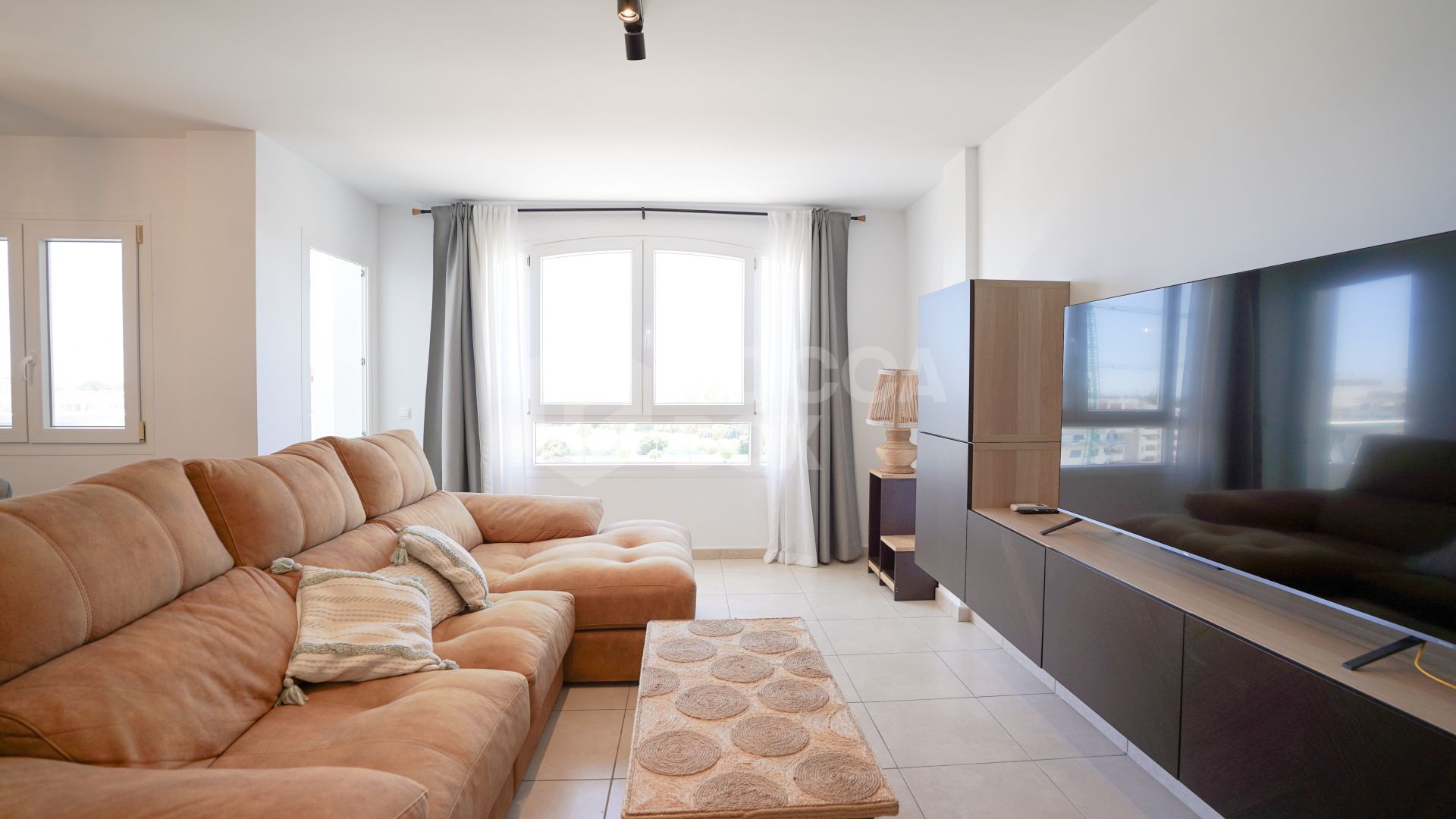 Exclusive 3 Bedroom Apartment with Sea Views and Privileged Location