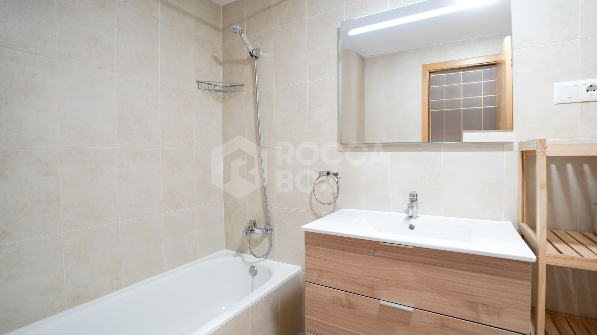 Exclusive 3 Bedroom Apartment with Sea Views and Privileged Location