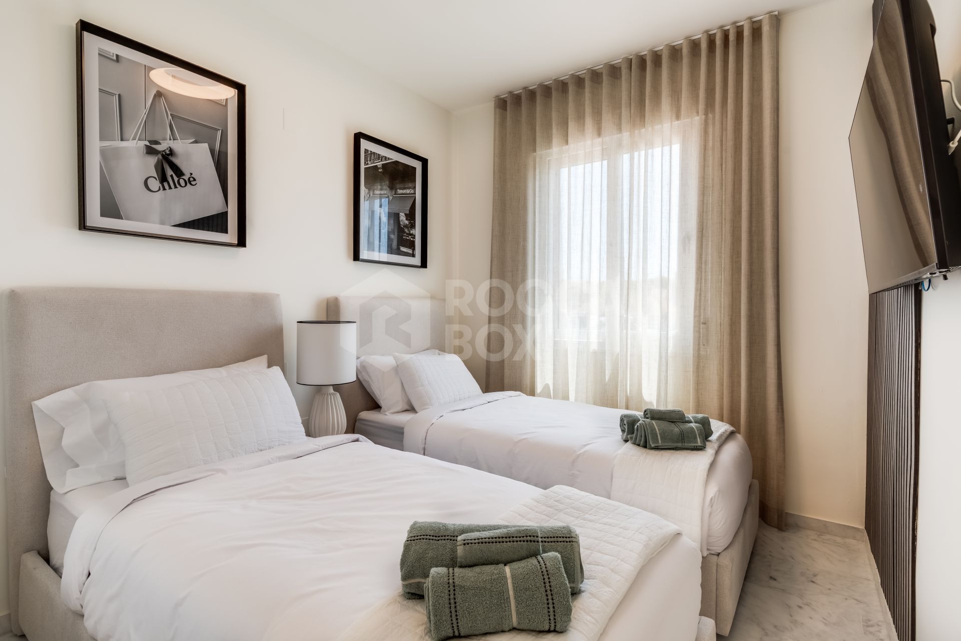 Luxury apartment in front line golf with private terrace and excellent qualities.