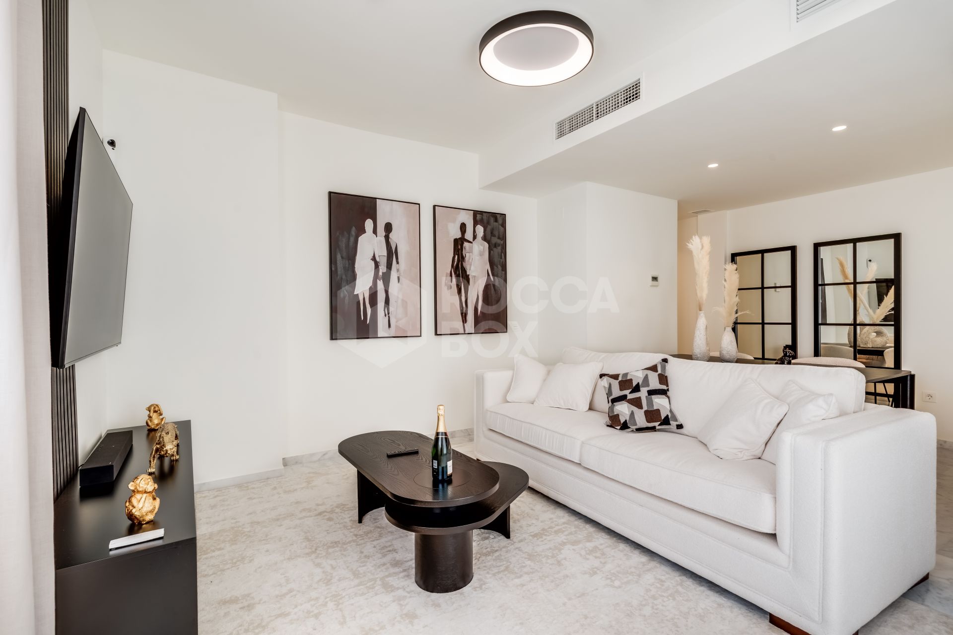 Luxury apartment in front line golf with private terrace and excellent qualities.