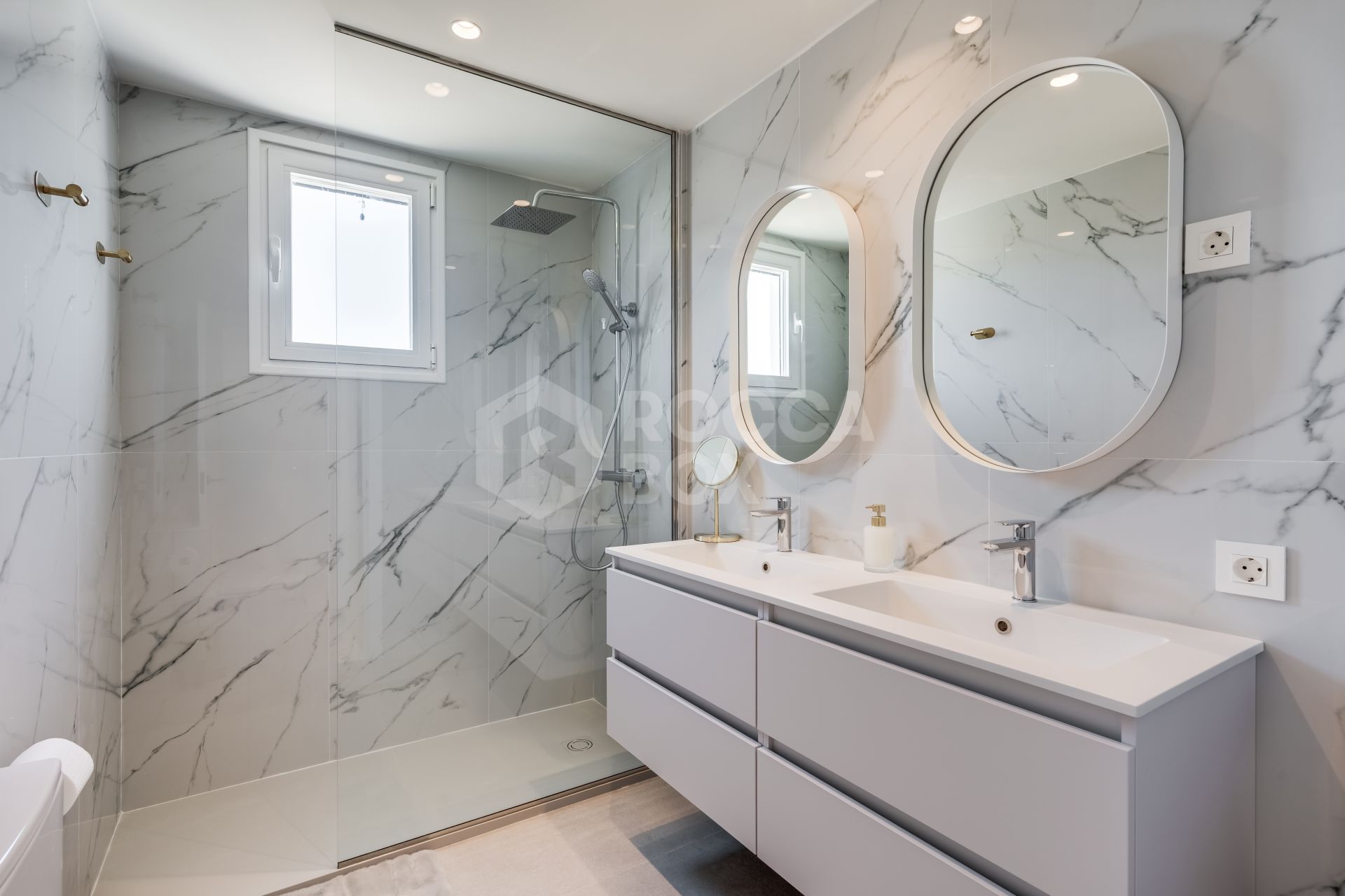 Luxury apartment in front line golf with private terrace and excellent qualities.