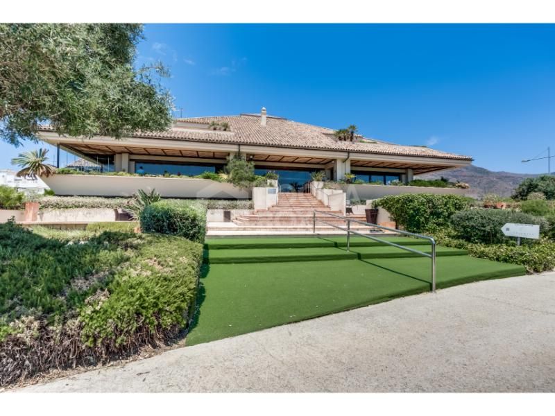 Luxury apartment in front line golf with private terrace and excellent qualities.