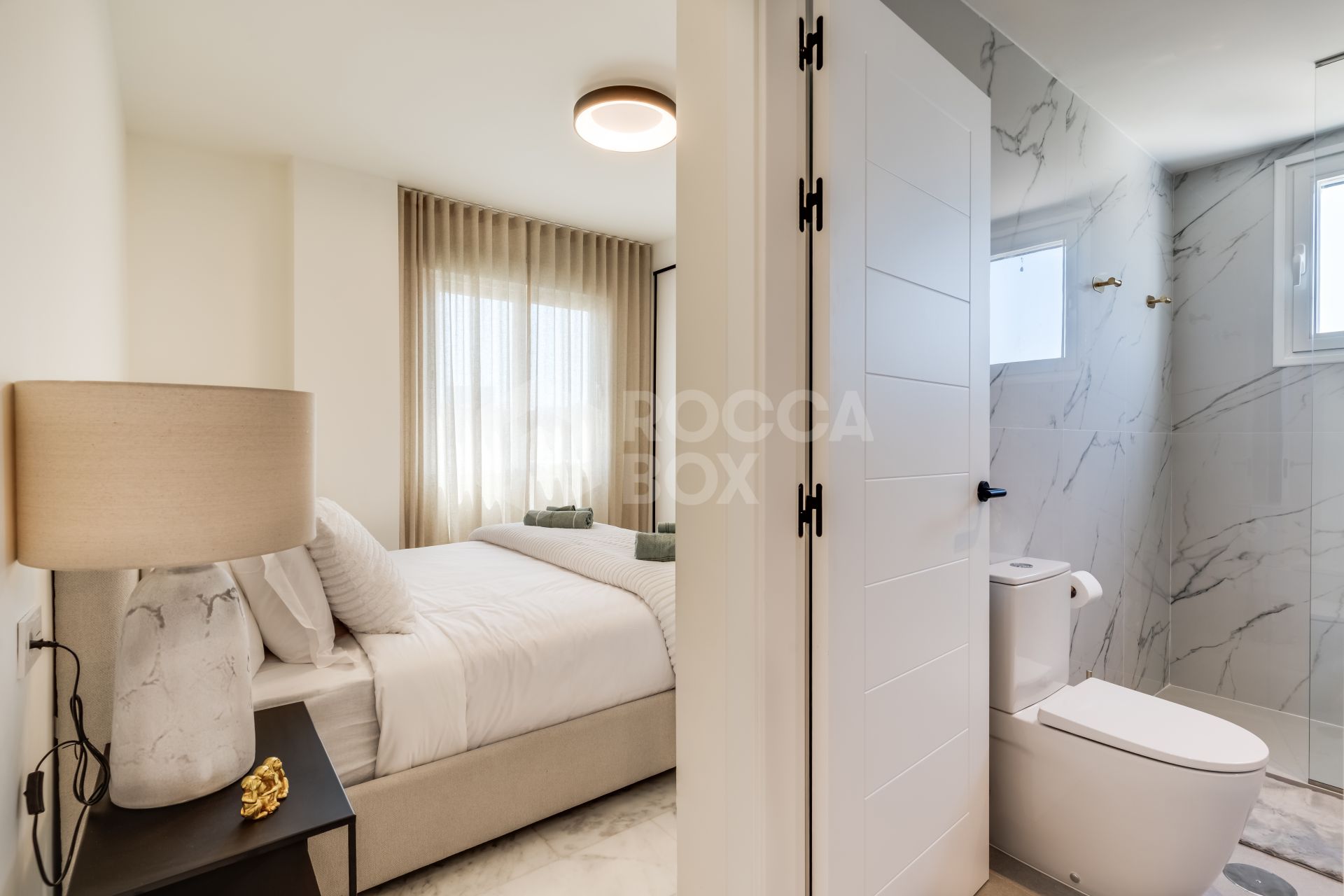 Luxury apartment in front line golf with private terrace and excellent qualities.