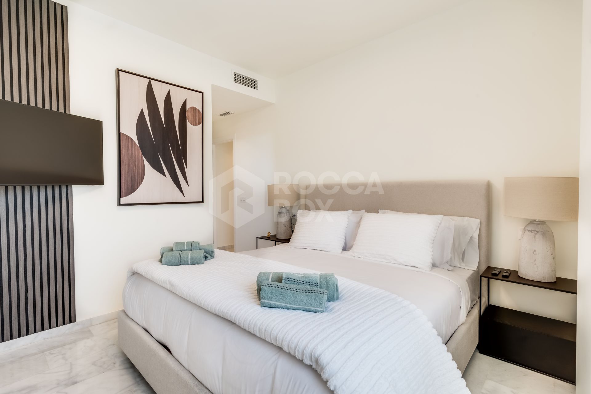 Luxury apartment in front line golf with private terrace and excellent qualities.