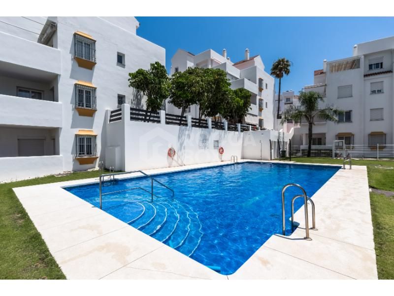 Luxury apartment in front line golf with private terrace and excellent qualities.