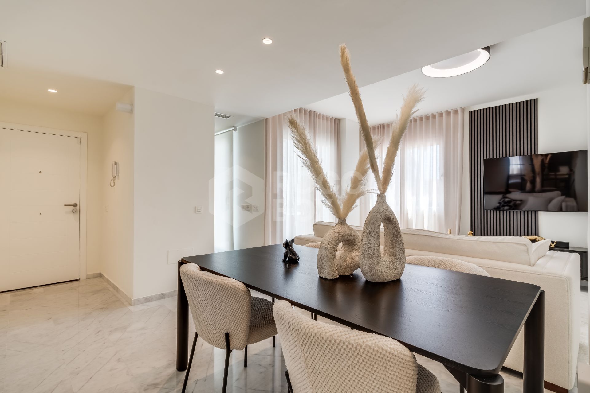 Luxury apartment in front line golf with private terrace and excellent qualities.