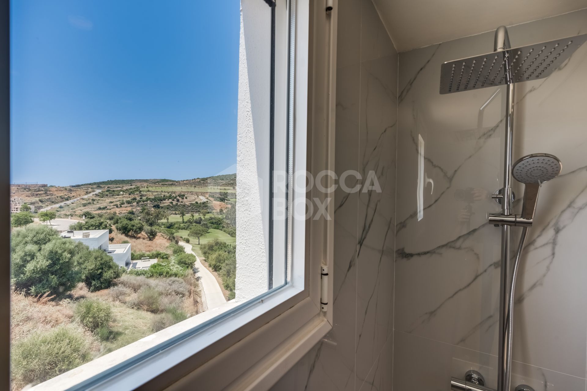 Luxury apartment in front line golf with private terrace and excellent qualities.