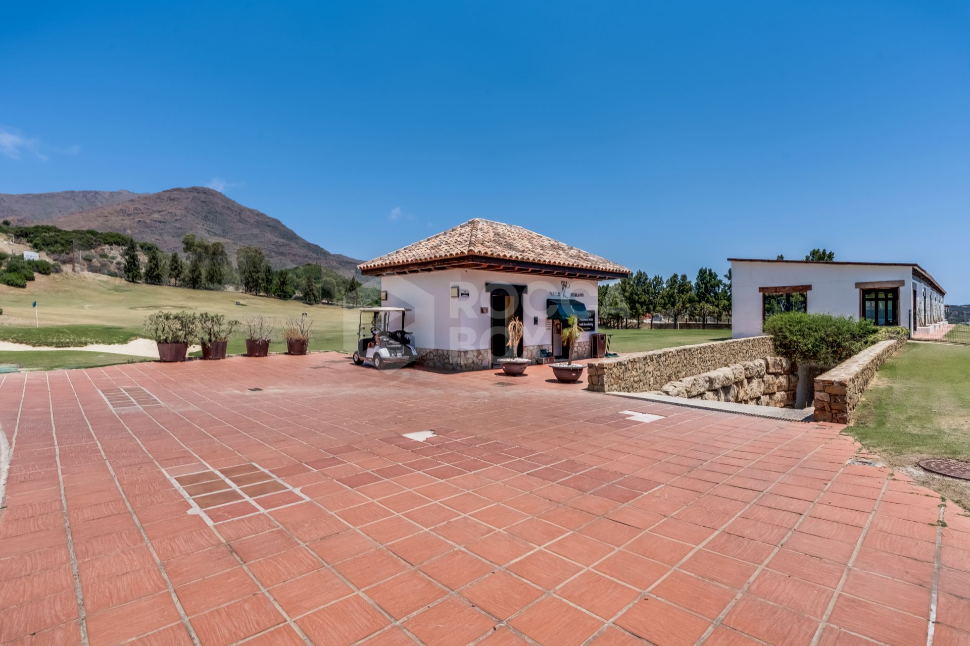 Luxury apartment in front line golf with private terrace and excellent qualities.