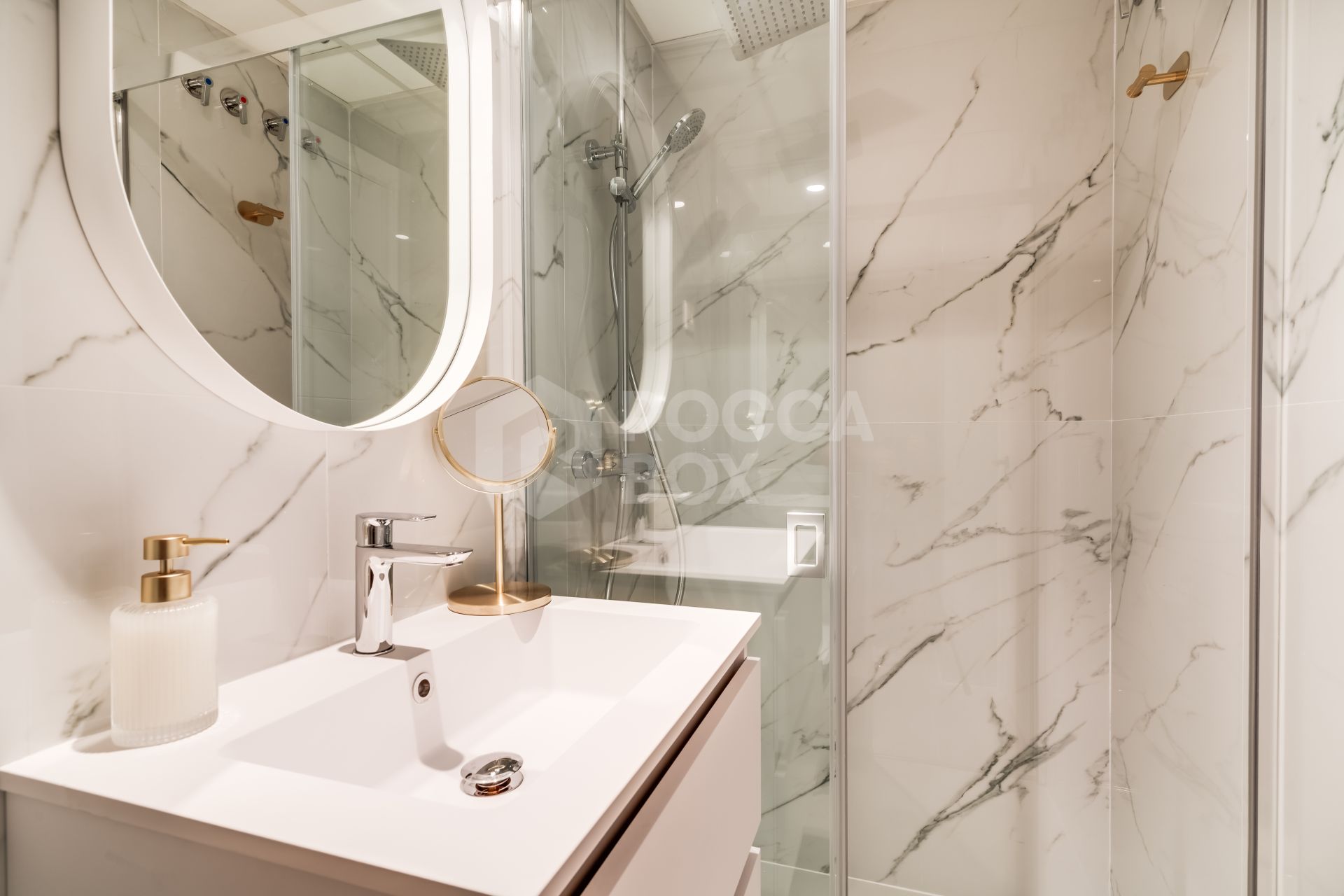 Luxury apartment in front line golf with private terrace and excellent qualities.
