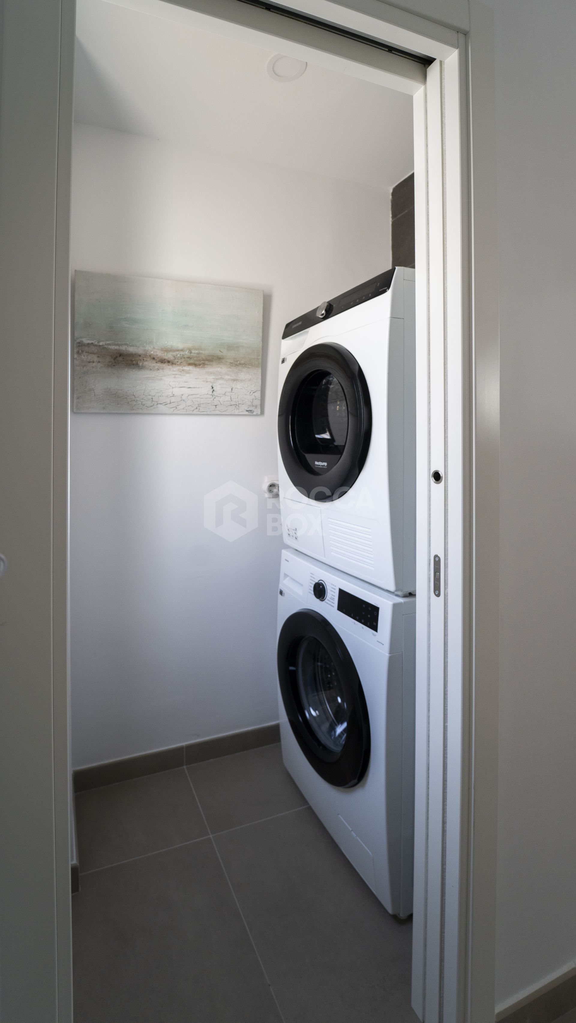 Modern 3-Bedroom Townhouse Walking Distance to the Beach