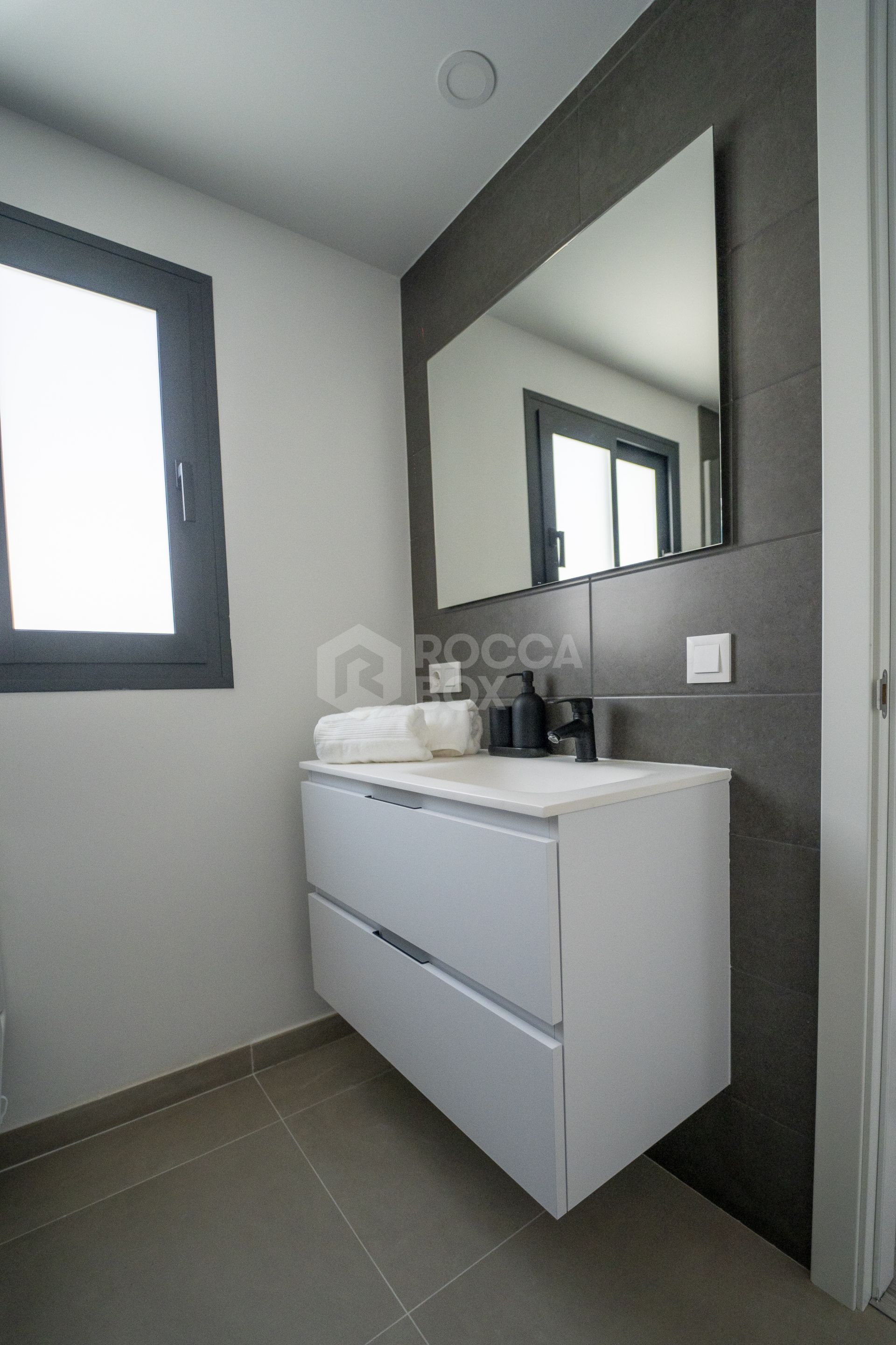 Modern 3-Bedroom Townhouse Walking Distance to the Beach
