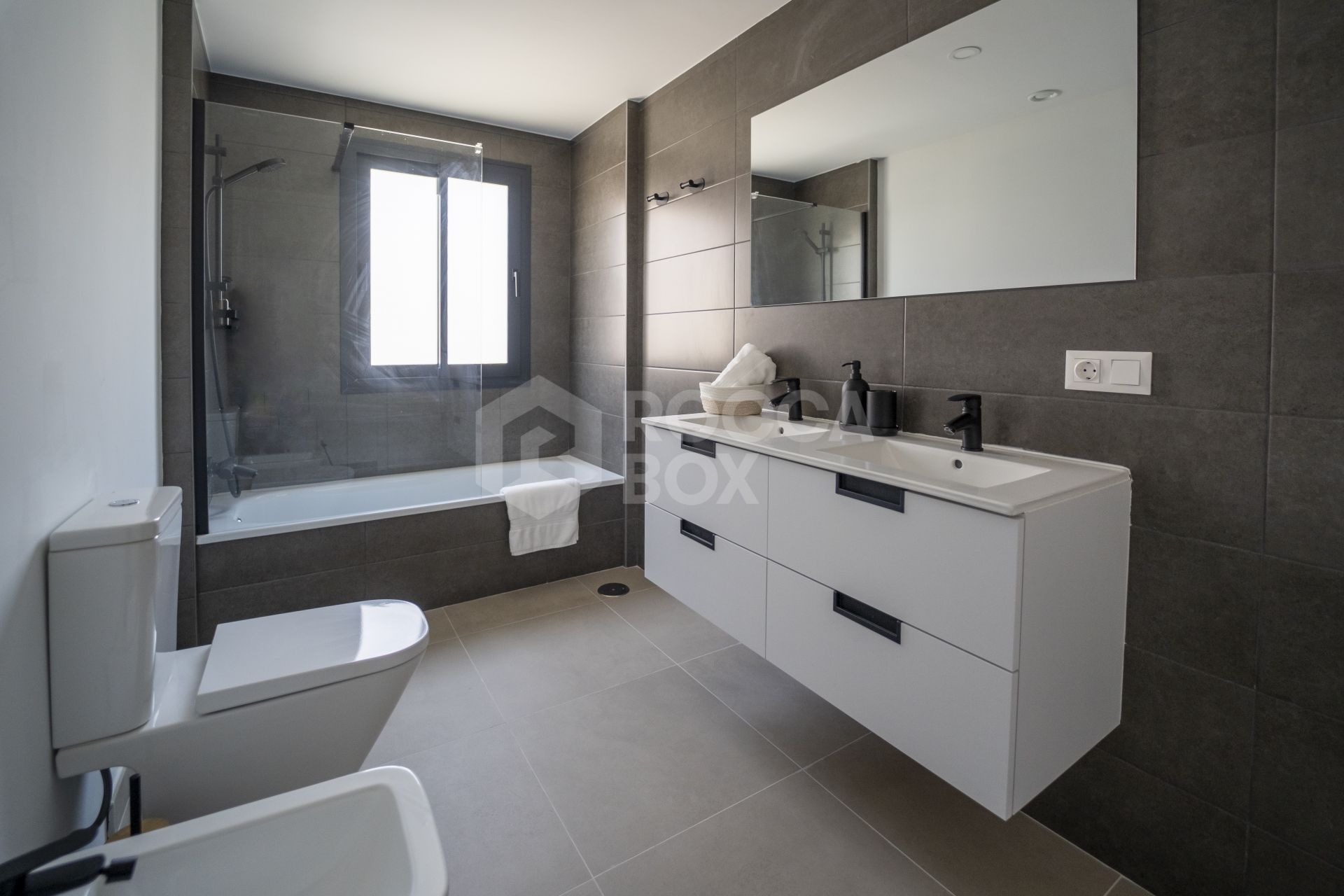 Modern 3-Bedroom Townhouse Walking Distance to the Beach