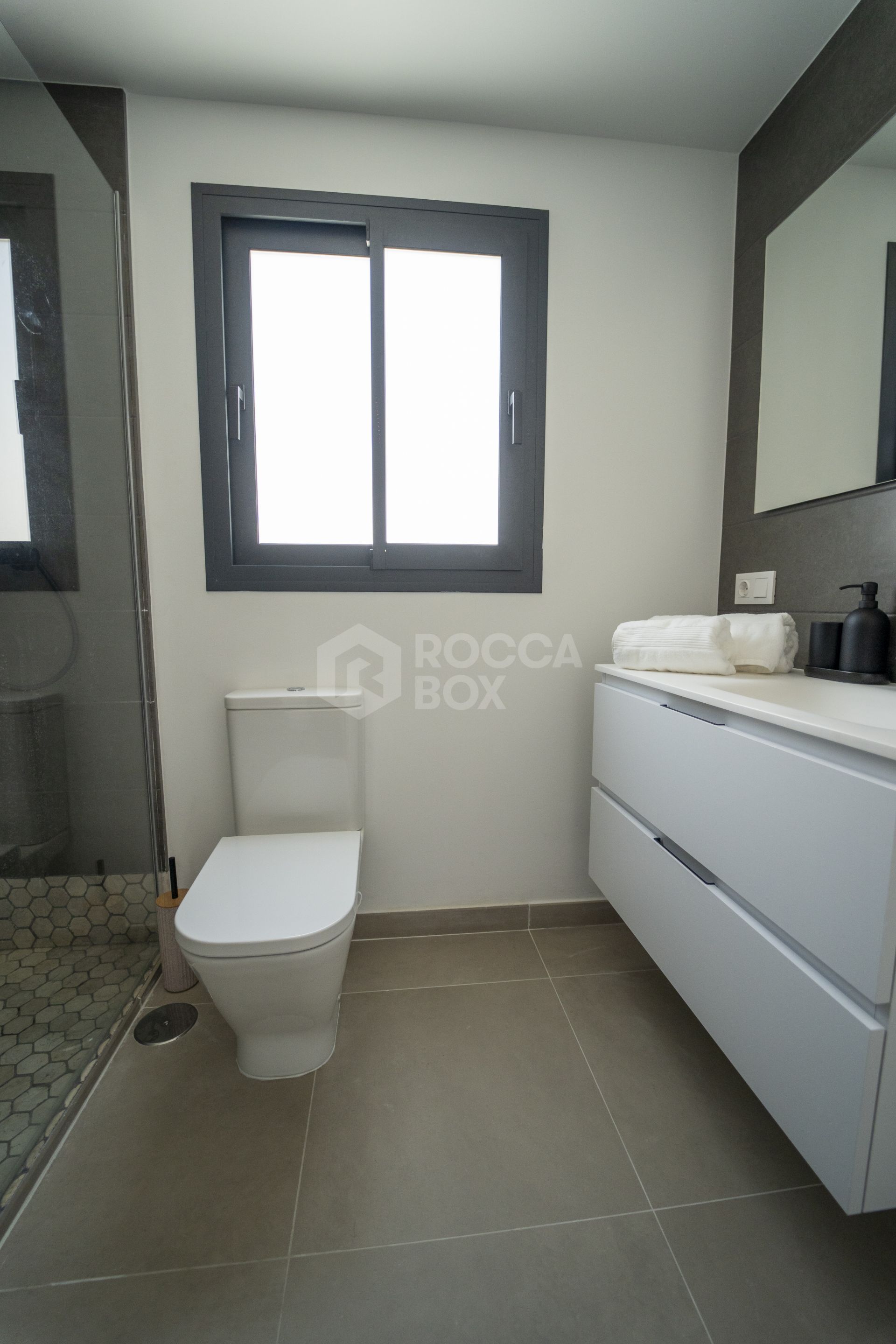 Modern 3-Bedroom Townhouse Walking Distance to the Beach