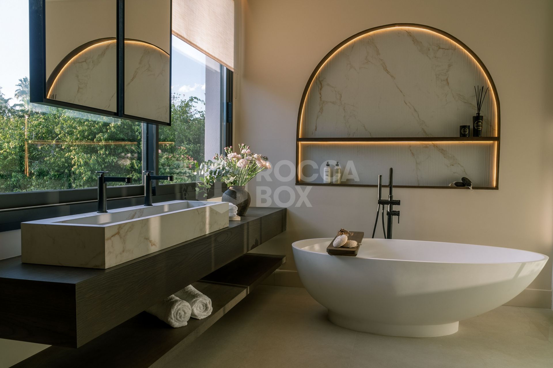 Exquisite Five-Bedroom Luxury Villa with Private Pool and Garden