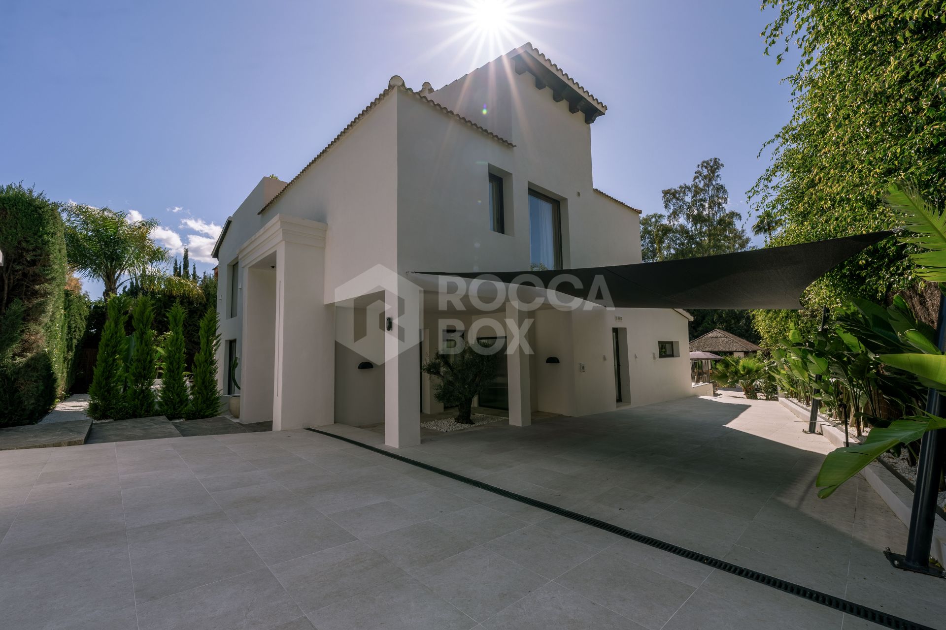 Exquisite Five-Bedroom Luxury Villa with Private Pool and Garden